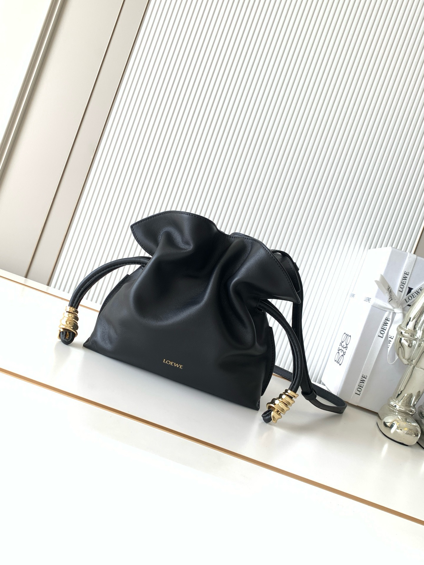 NO:942064,New medium Coil Flamenco clutch in nappa cow leather Star's same Flamenco clutch Made of soft material for a languid style Drawstring design decorated with the brand's classic gold finish coil decoration This medium version is made of nappa cow leather with an oversized ruffle on the top * Can be worn on the shoulder, cross-body or handbag * Detachable and adjustable shoulder strap * Magnetic closure * Suede lining * L0EWE hot stamping  Size 30CM～24.5CM～10.5CM Style No. 9179 Color Black, Loewe, loewe, handbag, cowhide19860909新款中号纳帕牛皮革 Coil Flamenco 手拿包明星同款Flamenco手拿包以柔软材质造就慵懒风格抽绳设计饰有品牌经典的金色饰面线圈装饰此中号版本采用纳帕牛皮革制成顶部饰有超大荷叶边*可肩背、斜挎或手提*可拆卸可调节肩带*磁扣开合*绒面革衬里 *L0EWE 烫金 尺寸30CM～24.5CM～10.5CM 款号9179 颜色黑色,罗意威,loewe,handbag,cowhide,Bag