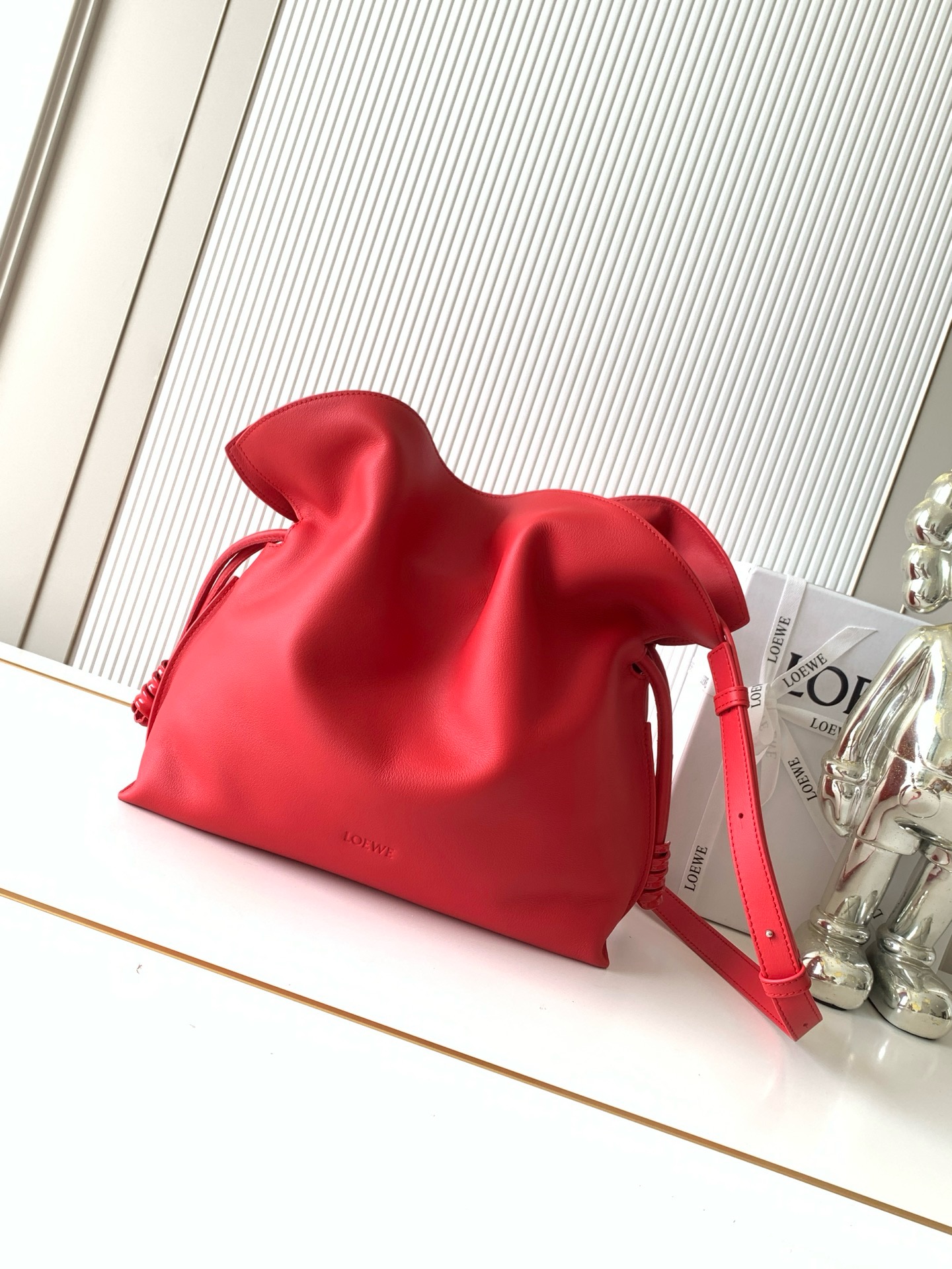NO:942071,New medium Coil Flamenco clutch in nappa cow leather Star's same Flamenco clutch Made of soft material for a languid style Drawstring design decorated with the brand's classic gold finish coil decoration This medium version is made of nappa cow leather with an oversized ruffle on the top * Can be worn on the shoulder, cross-body or handbag * Detachable and adjustable shoulder strap * Magnetic closure * Suede lining * L0EWE hot stamping  Size 30CM～24.5CM～10.5CM Style number 9179 Color red, Loewe, loewe, handbag, cowhide19860909新款中号纳帕牛皮革 Coil Flamenco 手拿包明星同款Flamenco手拿包以柔软材质造就慵懒风格抽绳设计饰有品牌经典的金色饰面线圈装饰此中号版本采用纳帕牛皮革制成顶部饰有超大荷叶边*可肩背、斜挎或手提*可拆卸可调节肩带*磁扣开合*绒面革衬里 *L0EWE 烫金 尺寸30CM～24.5CM～10.5CM 款号9179 颜色红色,罗意威,loewe,handbag,cowhide,Bag