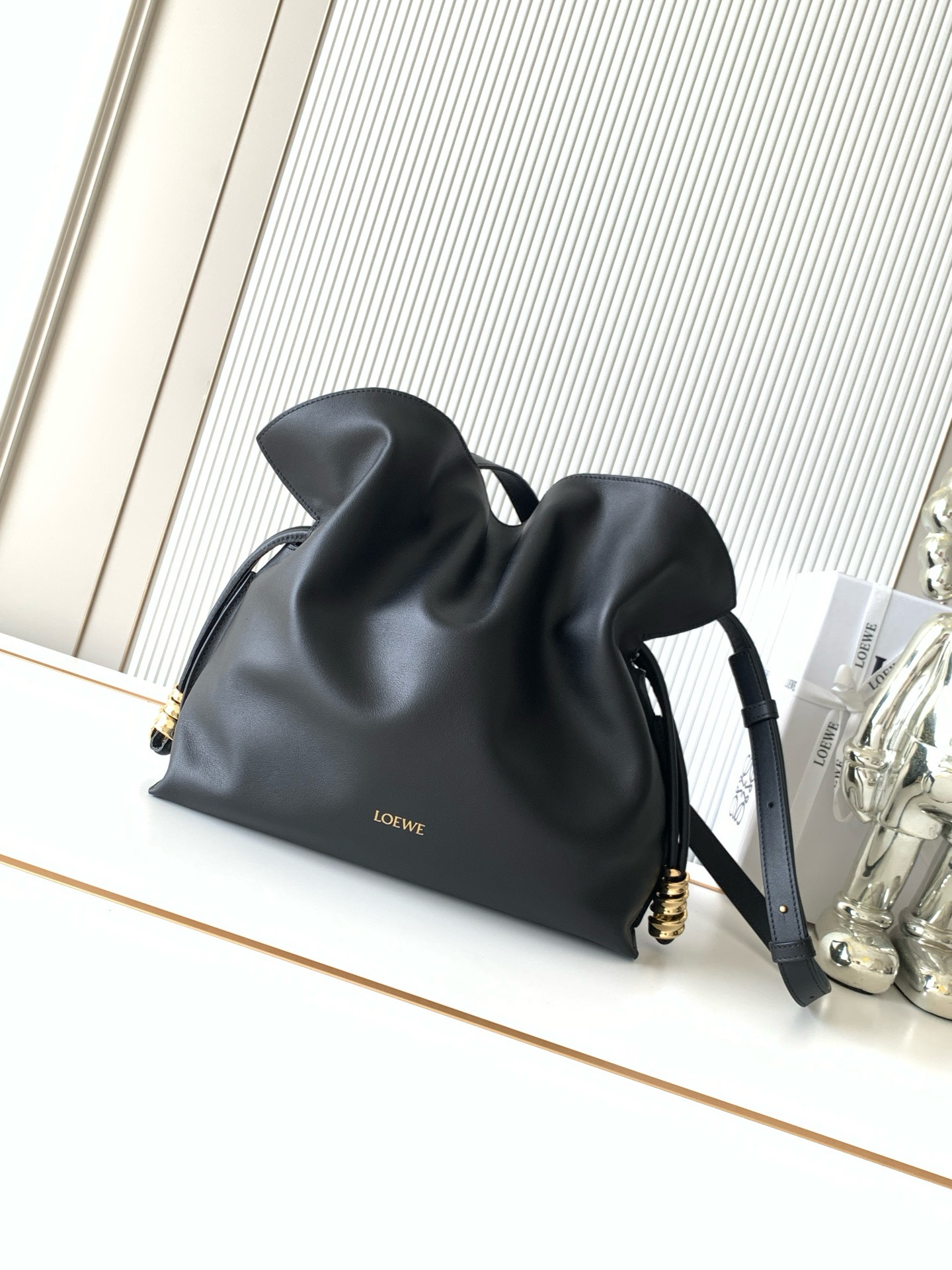 NO:942080,New medium Coil Flamenco clutch in nappa cow leather Star's same Flamenco clutch Made of soft material for a languid style Drawstring design decorated with the brand's classic gold finish coil decoration This medium version is made of nappa cow leather with an oversized ruffle on the top * Can be worn on the shoulder, cross-body or handbag * Detachable and adjustable shoulder strap * Magnetic closure * Suede lining * L0EWE hot stamping  Size 30CM～24.5CM～10.5CM Style No. 9179 Color Black, Loewe, loewe, handbag, cowhide19860909新款中号纳帕牛皮革 Coil Flamenco 手拿包明星同款Flamenco手拿包以柔软材质造就慵懒风格抽绳设计饰有品牌经典的金色饰面线圈装饰此中号版本采用纳帕牛皮革制成顶部饰有超大荷叶边*可肩背、斜挎或手提*可拆卸可调节肩带*磁扣开合*绒面革衬里 *L0EWE 烫金 尺寸30CM～24.5CM～10.5CM 款号9179 颜色黑色,罗意威,loewe,handbag,cowhide,Bag