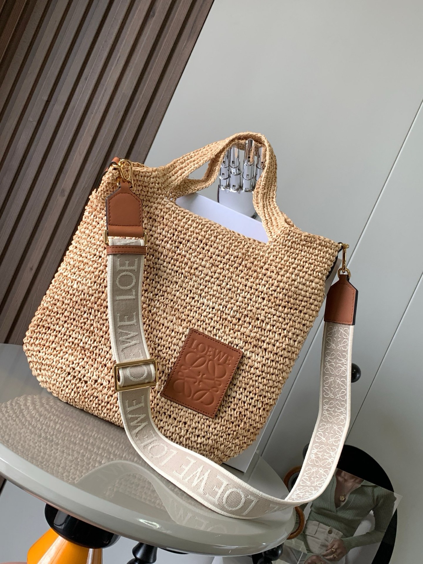 NO:942089,The popular raffia and cow leather Slit handbag is a multi-functional Slit Tote handbag. The top handle and body of the bag are made of soft hand-woven raffia fiber. I feel sorry for myself if I don’t buy a straw bag in summer. It’s perfect for travel in summer. It’s refreshing, can be carried, and looks good!  Qingqing's versatile and unique lazy style design has great capacity. It combines exquisite craftsmanship with fashion and comes with an embroidered letter shoulder strap. I love it so much. Size 30CM~30CM~8CM Style number 8006 Color brown, Loewe, espadrilles, cowhide19860909爆款酒椰纤维和牛皮革 Slit 手袋多功能 Slit Tote 手袋顶部手柄和包身均采用柔软的手工编织酒椰纤维制成夏季不买一个草编包都感觉对不起自己夏日超适合出游清爽能装怎么背怎么好看！轻轻自己百搭独特的懒散风格设计容量也是杠杠的,精湛的工艺与时尚结合还配有一条刺绣字母肩带,太爱了 尺寸30CM~30CM~8CM 款号8006 颜色棕色,罗意威,loewe,espadrilles,cowhide,Bag