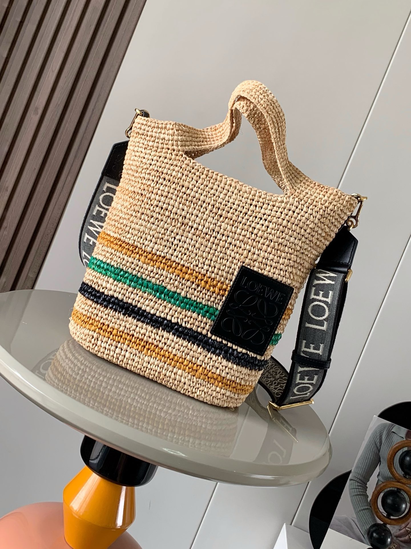 NO:942094,The popular raffia and cow leather Slit handbag is a multi-functional Slit Tote handbag. The top handle and body of the bag are made of soft hand-woven raffia fiber. I feel sorry for myself if I don’t buy a straw bag in summer. It’s perfect for travel in summer. It’s refreshing, can be carried, and looks good!  Qingqing's versatile and unique lazy style design has great capacity. It combines exquisite craftsmanship with fashion and comes with an embroidered letter shoulder strap. I love it. Size 30CM~30CM~8CM. Style number 8006. Color: black, loewe, espadrilles, cowhide19860909爆款酒椰纤维和牛皮革 Slit 手袋多功能 Slit Tote 手袋顶部手柄和包身均采用柔软的手工编织酒椰纤维制成夏季不买一个草编包都感觉对不起自己夏日超适合出游清爽能装怎么背怎么好看！轻轻自己百搭独特的懒散风格设计容量也是杠杠的,精湛的工艺与时尚结合还配有一条刺绣字母肩带,太爱了 尺寸30CM~30CM~8CM 款号8006 颜色黑色,罗意威,loewe,espadrilles,cowhide,Bag