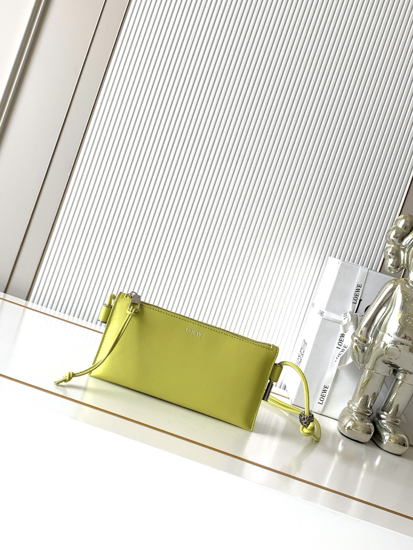 NO:942099,New Napa cow leather Joya clutch Napa cow leather clutch features gusset design, tubular shoulder straps and personalized accessories * Can be worn cross-body or on the shoulder * Adjustable shoulder strap * Zipper closure cow leather zipper puller 'Golden suede lining * L0EWE hot stamping or hot silver Style number 9169 Size 22CM ~ 11CM ~ 6CM Color lemon yellow, Loewe, loewe, handbag, cowhide19860909新款纳帕牛皮革 Joya 手拿包纳帕牛皮革手拿包采用角撑设计、管状肩带和个性化配饰*可斜挎或肩背*可调节肩带*拉链开合牛皮革拉链头“金色绒面革衬里 *L0EWE烫金或烫银 款号9169 尺寸22CM～11CM～6CM 颜色柠檬黄,罗意威,loewe,handbag,cowhide,Bag
