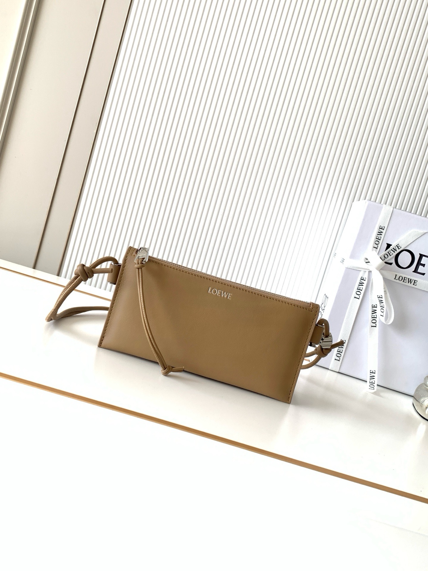 NO:942131,New Nappa cow leather Joya clutch Napa cow leather clutch features gusset design, tubular shoulder straps and personalized accessories * Can be worn cross-body or on the shoulder * Adjustable shoulder strap * Zipper closure cow leather zipper puller 'Golden suede lining * L0EWE hot stamping or hot silver Style number 9169 Size 22CM ~ 11CM ~ 6CM Color mocha, Loewe, loewe, handbag, cowhide19860909新款纳帕牛皮革 Joya 手拿包纳帕牛皮革手拿包采用角撑设计、管状肩带和个性化配饰*可斜挎或肩背*可调节肩带*拉链开合牛皮革拉链头“金色绒面革衬里 *L0EWE烫金或烫银 款号9169 尺寸22CM～11CM～6CM 颜色摩卡色,罗意威,loewe,handbag,cowhide,Bag