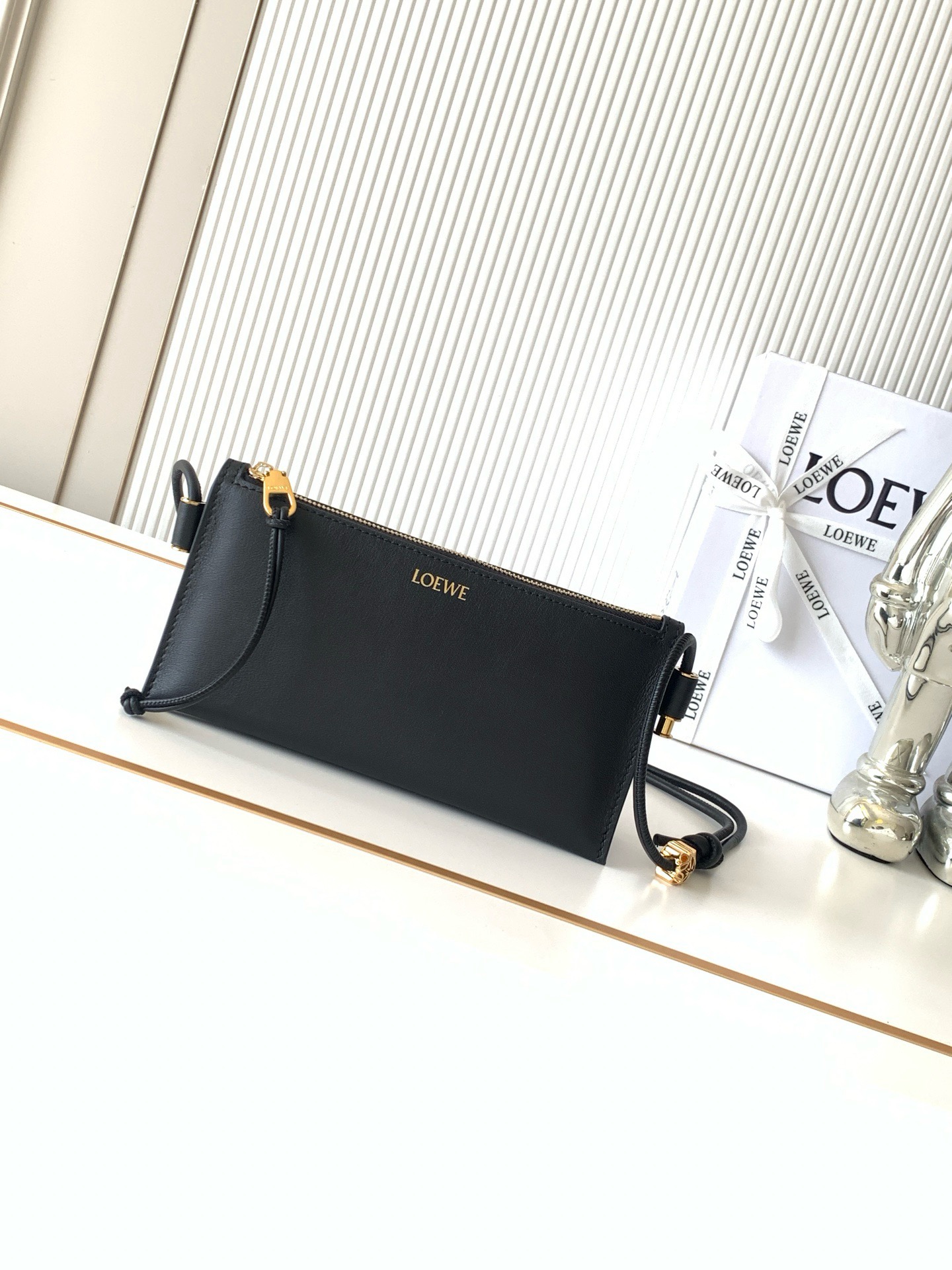 NO:942090,New Nappa cow leather Joya clutch Napa cow leather clutch features gusset design, tubular shoulder straps and personalized accessories * Can be worn cross-body or on the shoulder * Adjustable shoulder strap * Zipper closure cow leather zipper puller 'Golden suede lining * L0EWE hot stamping or hot silver Style number 9169 Size 22CM ~ 11CM ~ 6CM Color black, Loewe, loewe, handbag, cowhide19860909新款纳帕牛皮革 Joya 手拿包纳帕牛皮革手拿包采用角撑设计、管状肩带和个性化配饰*可斜挎或肩背*可调节肩带*拉链开合牛皮革拉链头“金色绒面革衬里 *L0EWE烫金或烫银 款号9169 尺寸22CM～11CM～6CM 颜色黑色,罗意威,loewe,handbag,cowhide,Bag
