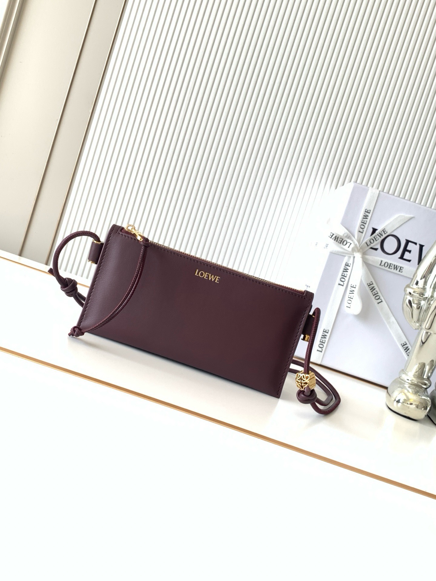 NO:942095,New Napa cow leather Joya clutch Napa cow leather clutch features gusset design, tubular shoulder straps and personalized accessories * Can be worn cross-body or on the shoulder * Adjustable shoulder strap * Zipper closure cow leather zipper puller 'Golden suede lining * L0EWE hot stamping or hot silver Style No. 9169 Size 22CM ~ 11CM ~ 6CM Color burgundy, Loewe, loewe, handbag, cowhide19860909新款纳帕牛皮革 Joya 手拿包纳帕牛皮革手拿包采用角撑设计、管状肩带和个性化配饰*可斜挎或肩背*可调节肩带*拉链开合牛皮革拉链头“金色绒面革衬里 *L0EWE烫金或烫银 款号9169 尺寸22CM～11CM～6CM 颜色酒红色,罗意威,loewe,handbag,cowhide,Bag