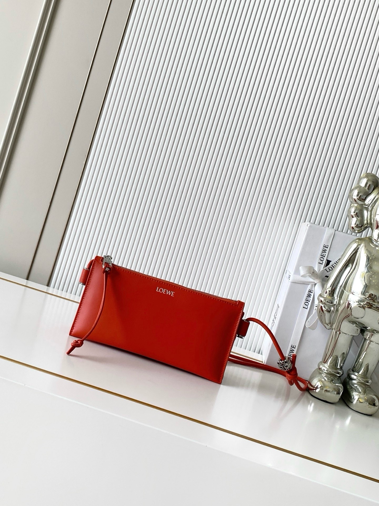 NO:942100,New Nappa cow leather Joya clutch Napa cow leather clutch features gusset design, tubular shoulder straps and personalized accessories * Can be worn cross-body or on the shoulder * Adjustable shoulder strap * Zipper closure cow leather zipper puller 'Golden suede lining * L0EWE hot stamping or hot silver Style number 9169 Size 22CM ~ 11CM ~ 6CM Color sunrise orange, Loewe, loewe, handbag, cowhide19860909新款纳帕牛皮革 Joya 手拿包纳帕牛皮革手拿包采用角撑设计、管状肩带和个性化配饰*可斜挎或肩背*可调节肩带*拉链开合牛皮革拉链头“金色绒面革衬里 *L0EWE烫金或烫银 款号9169 尺寸22CM～11CM～6CM 颜色日出橙,罗意威,loewe,handbag,cowhide,Bag