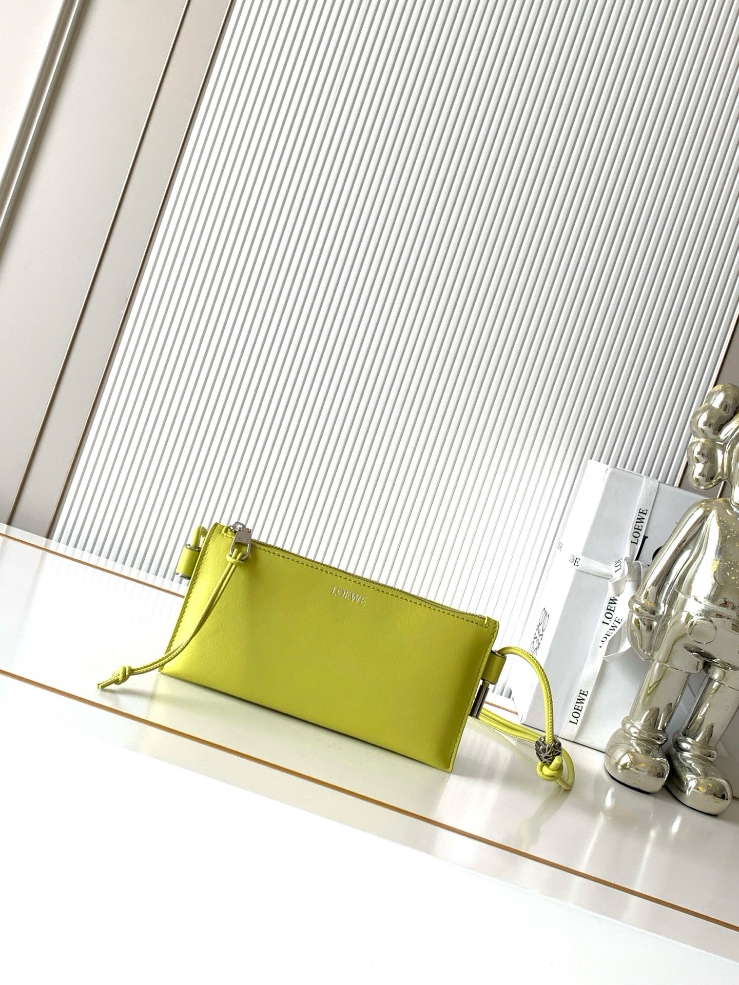 NO:942107,New Napa cow leather Joya clutch Napa cow leather clutch features gusset design, tubular shoulder straps and personalized accessories * Can be worn cross-body or on the shoulder * Adjustable shoulder strap * Zipper closure cow leather zipper puller 'Golden suede lining * L0EWE hot stamping or hot silver Style number 9169 Size 22CM ~ 11CM ~ 6CM Color lemon yellow, Loewe, loewe, handbag, cowhide19860909新款纳帕牛皮革 Joya 手拿包纳帕牛皮革手拿包采用角撑设计、管状肩带和个性化配饰*可斜挎或肩背*可调节肩带*拉链开合牛皮革拉链头“金色绒面革衬里 *L0EWE烫金或烫银 款号9169 尺寸22CM～11CM～6CM 颜色柠檬黄,罗意威,loewe,handbag,cowhide,Bag
