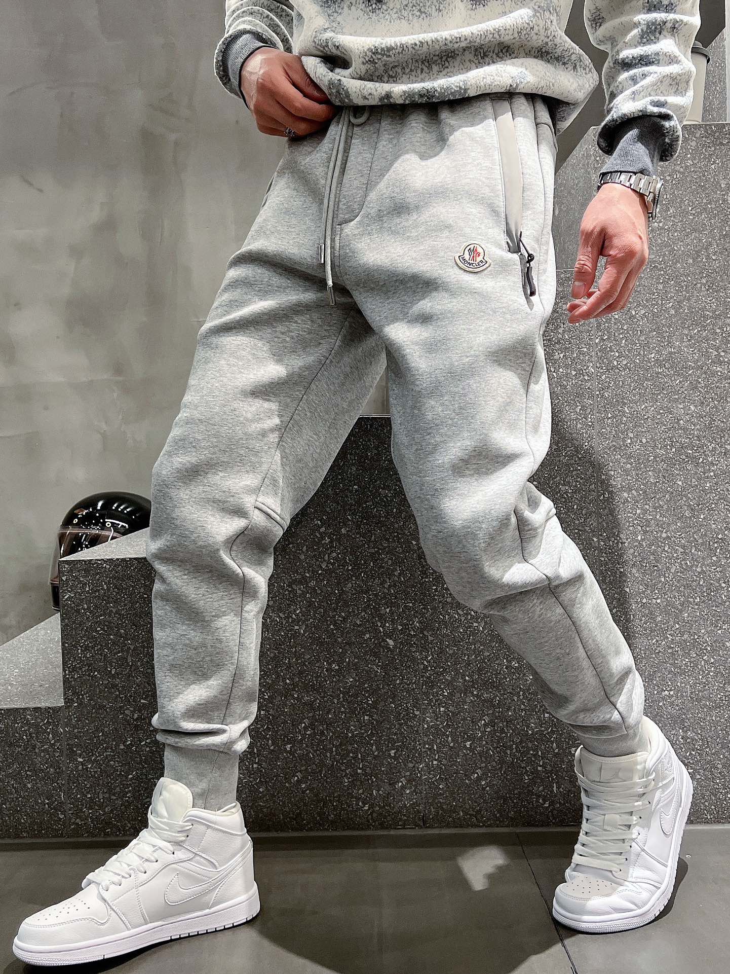 NO:572682,25 Autumn and Winter # Mo One-piece fleece trousers are the most indispensable fleece products in autumn and winter, especially trousers of this brand, which are really extremely rare. This model is the latest model on the counter this year. The performance and specifications are synchronized online with high-value products, making your matching more outstanding and diversified.  Created by splicing styles, this is also the latest street style this year. It is not only an exclusive interpretation, but also major brands have launched this style one after another. It has a luxury similar to fiber pants and takes into account the comfort performance of casual pants. It has a functional style effect, showing more class and fashion performance. Secondly, the trousers are embellished with classic brand elements. This element is definitely a classic among classics. It not only adds to the attraction, but also gives people a bright feeling.   Coupled with the slim fit and three-dimensional cutting design, the upper body is very slim and stylish, and the matching performance is super outstanding. It easily depicts the style and gives people a cool and handsome visual effect. Color Black Gray Size M L  XL size waist 82-hips 106-pant length 100-foot opening 26 2XL size waist 86-hips-110-pant length 101-foot opening 27 3XL size waist 90-hips 114-pant length 102-foot opening 28,,alexander wang1986090925秋冬# Mo 一体加绒裤 秋冬最不能缺少的加绒产物,尤其是这种品牌的裤装单品,真的是极其的罕见,此款更是本年度的柜台最新款,性能与规格同步在线的高颜值产物,让你的搭配更加的出彩,更具备多元化 风格拼接打造,这也是今年最新的街头风尚,不仅独家在演绎,各大品牌都是相继推出了这种款式它带着类似于纤维裤的奢华兼顾了休闲裤的舒适性能,带着机能风的效果,更显档次与时尚性能感 其次则是裤身经典的品牌元素点缀,这个元素绝对是经典中的经典,增加看点的同时,更是给人一种眼前一亮的感觉 加上修身有度的版型立体裁剪设计,上身十分的显瘦有型,搭配性能超级的出色出彩,轻松的刻画风格段位,给人一种酷帅十足的视觉效果 颜色黑色 灰色 码数M L XL 2XL 3XL M码腰围74-臀围98-裤长99-脚口24 L码腰围78-臀围102-裤长99-脚口25 XL码腰围82-臀围106-裤长100-脚口26 2XL码腰围86-臀围-110-裤长101-脚口27 3XL码腰围90-臀围114-裤长102-脚口28,,alexander wang,Men's clothing