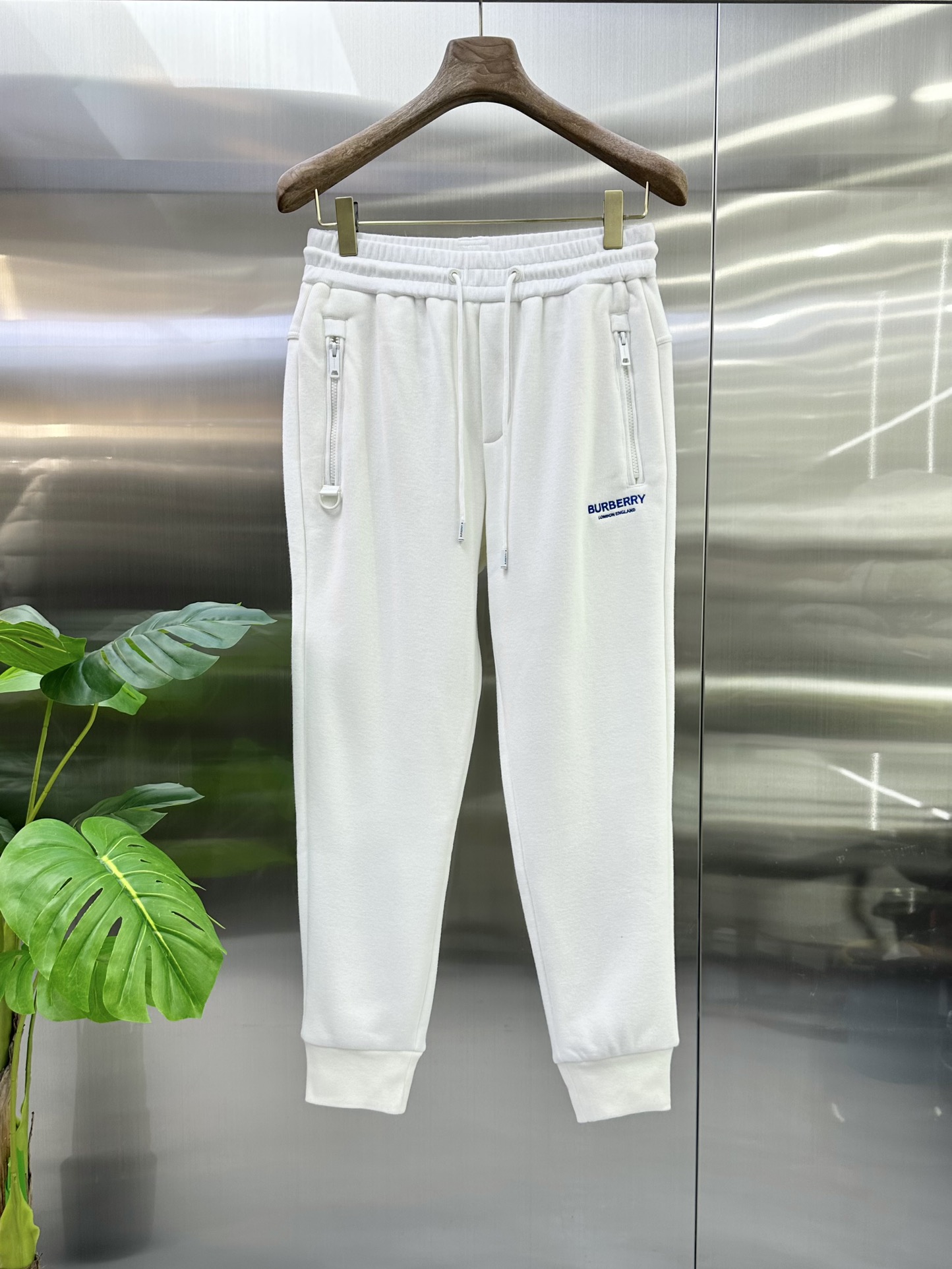 NO:572662,25 Autumn and Winter# BU mink velvet all-in-one velvet trousers are the most indispensable velvet products in autumn and winter, especially trousers of this brand, which are really extremely rare. This model is the latest model on the counter this year. The performance and specifications are online at the same time, making your matching more outstanding and diversified.  Created by splicing styles, this is also the latest street style this year. It is not only an exclusive interpretation, but also major brands have launched this style one after another. It has a luxury similar to fiber pants and takes into account the comfort performance of casual pants. It has a functional style effect, showing more class and fashion performance. Secondly, the trousers are embellished with classic brand elements. This element is definitely a classic among classics. It not only adds to the attraction, but also gives people a bright feeling.   Coupled with the slim fit and three-dimensional cutting design, the upper body is very slim and stylish, and the matching performance is super outstanding. It easily depicts the style and gives people a cool and handsome visual effect. Color Black Gray White Size M L  XL size waist 82-hips 106-pant length 100-foot opening 26 2XL size waist 86-hips-110-pant length 101-foot opening 27 3XL size waist 90-hips 114-pant length 102-foot opening 28,,alexander wang1986090925秋冬# BU 水貂绒一体加绒裤 秋冬最不能缺少的加绒产物,尤其是这种品牌的裤装单品,真的是极其的罕见,此款更是本年度的柜台最新款,性能与规格同步在线的高颜值产物,让你的搭配更加的出彩,更具备多元化 风格拼接打造,这也是今年最新的街头风尚,不仅独家在演绎,各大品牌都是相继推出了这种款式它带着类似于纤维裤的奢华兼顾了休闲裤的舒适性能,带着机能风的效果,更显档次与时尚性能感 其次则是裤身经典的品牌元素点缀,这个元素绝对是经典中的经典,增加看点的同时,更是给人一种眼前一亮的感觉 加上修身有度的版型立体裁剪设计,上身十分的显瘦有型,搭配性能超级的出色出彩,轻松的刻画风格段位,给人一种酷帅十足的视觉效果 颜色黑色 灰色 白色 码数M L XL 2XL 3XL M码腰围74-臀围98-裤长99-脚口24 L码腰围78-臀围102-裤长99-脚口25 XL码腰围82-臀围106-裤长100-脚口26 2XL码腰围86-臀围-110-裤长101-脚口27 3XL码腰围90-臀围114-裤长102-脚口28,,alexander wang,Men's clothing