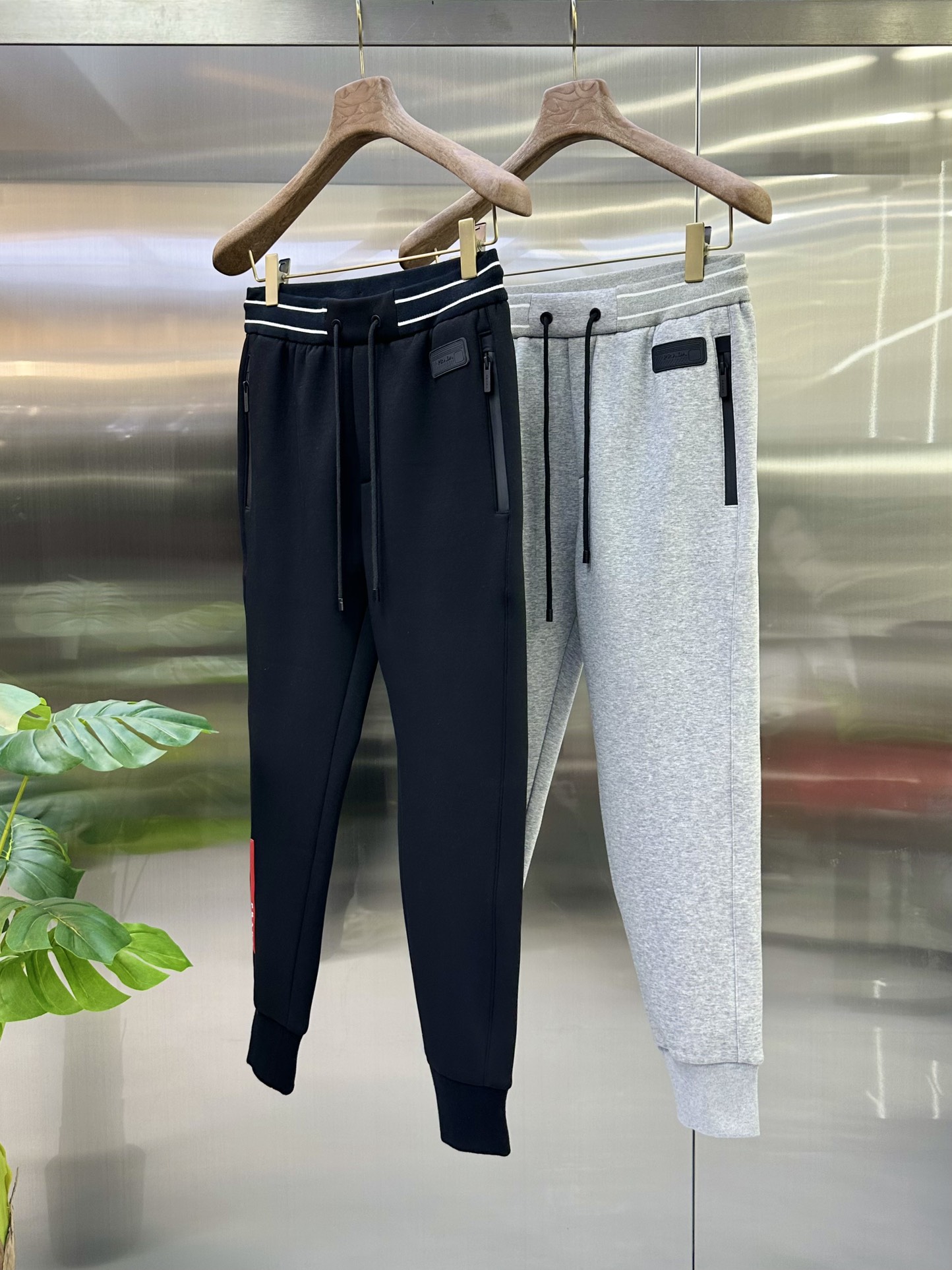 NO:572668,25 Autumn and Winter# PD mink velvet all-in-one velvet trousers are the most indispensable velvet products in autumn and winter, especially trousers of this brand, which are really extremely rare. This model is the latest model on the counter this year. The performance and specifications are online at the same time, making your matching more outstanding and diversified.  Created by splicing styles, this is also the latest street style this year. It is not only an exclusive interpretation, but also major brands have launched this style one after another. It has a luxury similar to fiber pants and takes into account the comfort performance of casual pants. It has a functional style effect, showing more class and fashion performance. Secondly, the trousers are embellished with classic brand elements. This element is definitely a classic among classics. It not only adds to the attraction, but also gives people a bright feeling.   Coupled with the slim fit and three-dimensional cutting design, the upper body is very slim and stylish, and the matching performance is super outstanding. It easily depicts the style and gives people a cool and handsome visual effect. Color Black Gray Size M L  XL size waist 82-hips 106-pant length 100-foot opening 26 2XL size waist 86-hips-110-pant length 101-foot opening 27 3XL size waist 90-hips 114-pant length 102-foot opening 28,,alexander wang1986090925秋冬# PD 水貂绒一体加绒裤 秋冬最不能缺少的加绒产物,尤其是这种品牌的裤装单品,真的是极其的罕见,此款更是本年度的柜台最新款,性能与规格同步在线的高颜值产物,让你的搭配更加的出彩,更具备多元化 风格拼接打造,这也是今年最新的街头风尚,不仅独家在演绎,各大品牌都是相继推出了这种款式它带着类似于纤维裤的奢华兼顾了休闲裤的舒适性能,带着机能风的效果,更显档次与时尚性能感 其次则是裤身经典的品牌元素点缀,这个元素绝对是经典中的经典,增加看点的同时,更是给人一种眼前一亮的感觉 加上修身有度的版型立体裁剪设计,上身十分的显瘦有型,搭配性能超级的出色出彩,轻松的刻画风格段位,给人一种酷帅十足的视觉效果 颜色黑色 灰色 码数M L XL 2XL 3XL M码腰围74-臀围98-裤长99-脚口24 L码腰围78-臀围102-裤长99-脚口25 XL码腰围82-臀围106-裤长100-脚口26 2XL码腰围86-臀围-110-裤长101-脚口27 3XL码腰围90-臀围114-裤长102-脚口28,,alexander wang,Men's clothing