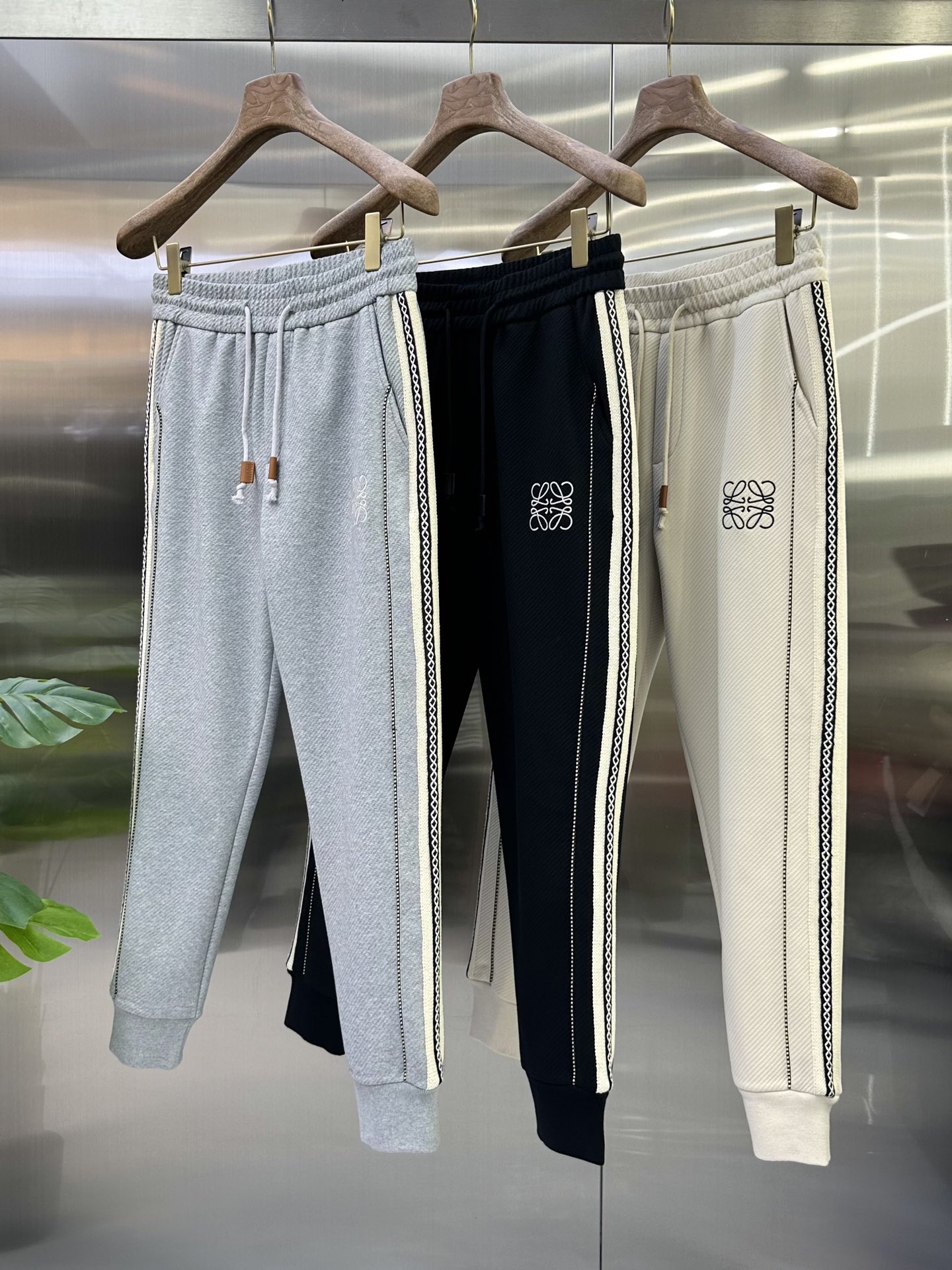 NO:572674,24 Autumn and Winter # Lo Mink velvet all-in-one velvet trousers are the most indispensable velvet products in autumn and winter, especially trousers of this brand, which are really extremely rare. This model is the latest model on the counter this year. The performance and specifications are online at the same time, making your matching more outstanding and diversified.  Created by splicing styles, this is also the latest street style this year. It is not only an exclusive interpretation, but also major brands have launched this style one after another. It has a luxury similar to fiber pants and takes into account the comfort performance of casual pants. It has a functional style effect, showing more class and fashion performance. Secondly, the trousers are embellished with classic brand elements. This element is definitely a classic among classics. It not only adds to the attraction, but also gives people a bright feeling.   Coupled with the slim fit and three-dimensional cutting design, the upper body is very slim and stylish, and the matching performance is super outstanding. It easily depicts the style and gives people a cool and handsome visual effect. Color Black Gray Apricot Size M L  XL size waist 82-hips 106-pant length 100-foot opening 26 2XL size waist 86-hips-110-pant length 101-foot opening 27 3XL size waist 90-hips 114-pant length 102-foot opening 28,,alexander wang1986090924秋冬# Lo 水貂绒一体加绒裤 秋冬最不能缺少的加绒产物,尤其是这种品牌的裤装单品,真的是极其的罕见,此款更是本年度的柜台最新款,性能与规格同步在线的高颜值产物,让你的搭配更加的出彩,更具备多元化 风格拼接打造,这也是今年最新的街头风尚,不仅独家在演绎,各大品牌都是相继推出了这种款式它带着类似于纤维裤的奢华兼顾了休闲裤的舒适性能,带着机能风的效果,更显档次与时尚性能感 其次则是裤身经典的品牌元素点缀,这个元素绝对是经典中的经典,增加看点的同时,更是给人一种眼前一亮的感觉 加上修身有度的版型立体裁剪设计,上身十分的显瘦有型,搭配性能超级的出色出彩,轻松的刻画风格段位,给人一种酷帅十足的视觉效果 颜色黑色 灰色 杏色 码数M L XL 2XL 3XL M码腰围74-臀围98-裤长99-脚口24 L码腰围78-臀围102-裤长99-脚口25 XL码腰围82-臀围106-裤长100-脚口26 2XL码腰围86-臀围-110-裤长101-脚口27 3XL码腰围90-臀围114-裤长102-脚口28,,alexander wang,Men's clothing