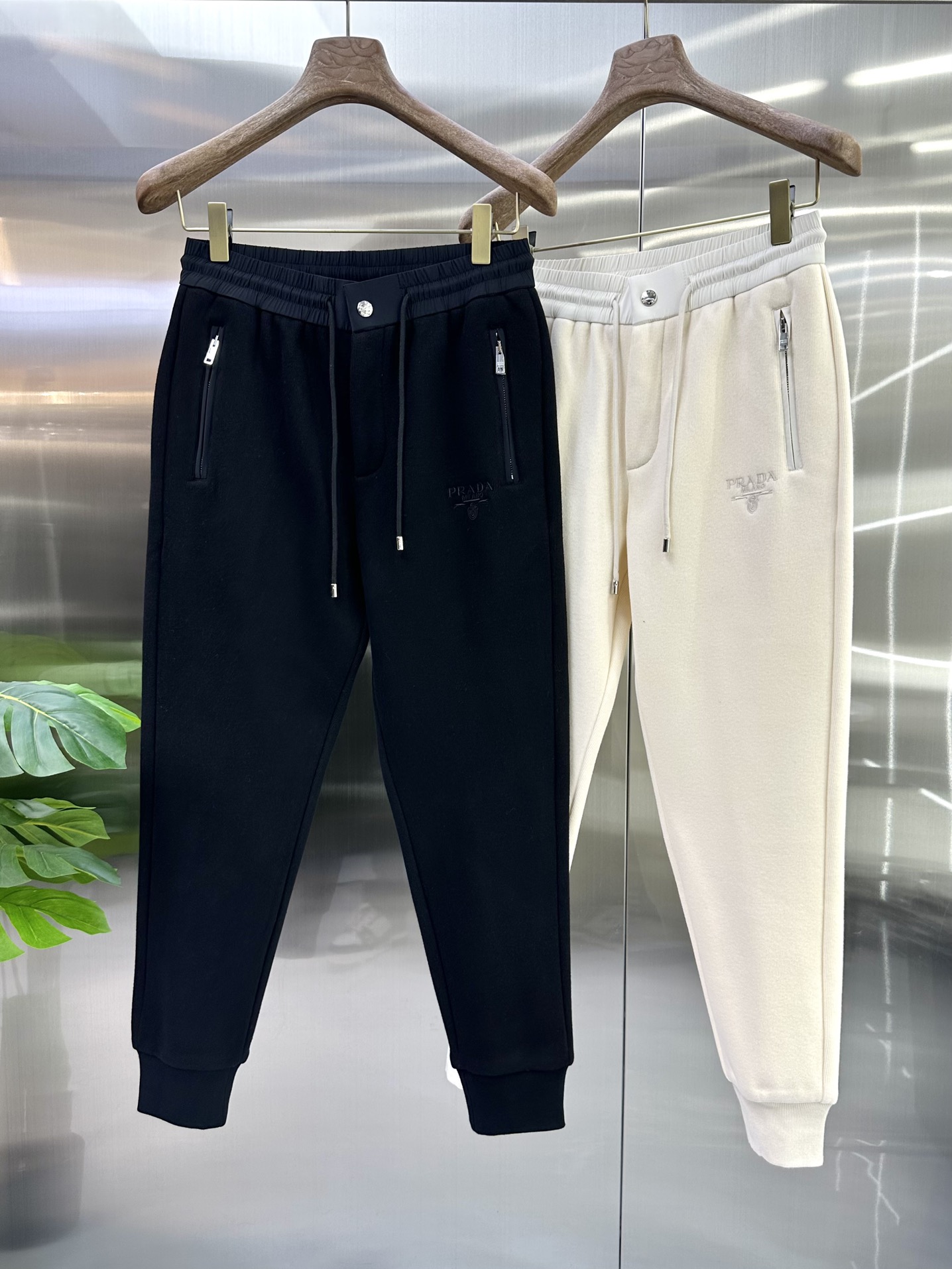 NO:572677,25 Autumn and Winter# PD mink velvet all-in-one velvet trousers are the most indispensable velvet products in autumn and winter, especially trousers of this brand, which are really extremely rare. This model is the latest model on the counter this year. The performance and specifications are online at the same time, making your matching more outstanding and diversified.  Created by splicing styles, this is also the latest street style this year. It is not only an exclusive interpretation, but also major brands have launched this style one after another. It has a luxury similar to fiber pants and takes into account the comfort performance of casual pants. It has a functional style effect, showing more class and fashion performance. Secondly, the trousers are embellished with classic brand elements. This element is definitely a classic among classics. It not only adds to the attraction, but also gives people a bright feeling.   Coupled with the slim fit and three-dimensional cutting design, the upper body is very slim and stylish, and the matching performance is super outstanding. It easily depicts the style segment and gives people a cool and handsome visual effect. Color Black Apricot Size M L  XL size waist 82-hips 106-pant length 100-foot opening 26 2XL size waist 86-hips-110-pant length 101-foot opening 27 3XL size waist 90-hips 114-pant length 102-foot opening 28,,alexander wang1986090925秋冬# PD 水貂绒一体加绒裤 秋冬最不能缺少的加绒产物,尤其是这种品牌的裤装单品,真的是极其的罕见,此款更是本年度的柜台最新款,性能与规格同步在线的高颜值产物,让你的搭配更加的出彩,更具备多元化 风格拼接打造,这也是今年最新的街头风尚,不仅独家在演绎,各大品牌都是相继推出了这种款式它带着类似于纤维裤的奢华兼顾了休闲裤的舒适性能,带着机能风的效果,更显档次与时尚性能感 其次则是裤身经典的品牌元素点缀,这个元素绝对是经典中的经典,增加看点的同时,更是给人一种眼前一亮的感觉 加上修身有度的版型立体裁剪设计,上身十分的显瘦有型,搭配性能超级的出色出彩,轻松的刻画风格段位,给人一种酷帅十足的视觉效果 颜色黑色 杏色 码数M L XL 2XL 3XL M码腰围74-臀围98-裤长99-脚口24 L码腰围78-臀围102-裤长99-脚口25 XL码腰围82-臀围106-裤长100-脚口26 2XL码腰围86-臀围-110-裤长101-脚口27 3XL码腰围90-臀围114-裤长102-脚口28,,alexander wang,Men's clothing