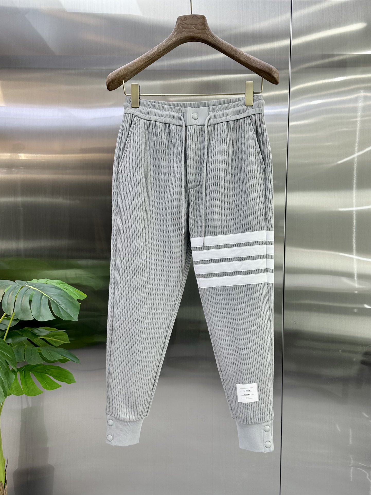 NO:572680,25 Autumn and Winter# TB mink velvet all-in-one velvet trousers are the most indispensable velvet products in autumn and winter, especially trousers of this brand, which are really extremely rare. This model is the latest model on the counter this year. The performance and specifications are online at the same time, making your matching more outstanding and diversified.  Created by splicing styles, this is also the latest street style this year. It is not only an exclusive interpretation, but also major brands have launched this style one after another. It has a luxury similar to fiber pants and takes into account the comfort performance of casual pants. It has a functional style effect, showing more class and fashion performance. Secondly, the trousers are embellished with classic brand elements. This element is definitely a classic among classics. It not only adds to the attraction, but also gives people a bright feeling.   Coupled with the slim fit and three-dimensional cutting design, the upper body is very slim and stylish, and the matching performance is super outstanding. It easily depicts the style and gives people a cool and handsome visual effect. Color Black Gray Size M L  XL size waist 82-hips 106-pant length 100-foot opening 26 2XL size waist 86-hips-110-pant length 101-foot opening 27 3XL size waist 90-hips 114-pant length 102-foot opening 28,,alexander wang1986090925秋冬# TB 水貂绒一体加绒裤 秋冬最不能缺少的加绒产物,尤其是这种品牌的裤装单品,真的是极其的罕见,此款更是本年度的柜台最新款,性能与规格同步在线的高颜值产物,让你的搭配更加的出彩,更具备多元化 风格拼接打造,这也是今年最新的街头风尚,不仅独家在演绎,各大品牌都是相继推出了这种款式它带着类似于纤维裤的奢华兼顾了休闲裤的舒适性能,带着机能风的效果,更显档次与时尚性能感 其次则是裤身经典的品牌元素点缀,这个元素绝对是经典中的经典,增加看点的同时,更是给人一种眼前一亮的感觉 加上修身有度的版型立体裁剪设计,上身十分的显瘦有型,搭配性能超级的出色出彩,轻松的刻画风格段位,给人一种酷帅十足的视觉效果 颜色黑色 灰色 码数M L XL 2XL 3XL M码腰围74-臀围98-裤长99-脚口24 L码腰围78-臀围102-裤长99-脚口25 XL码腰围82-臀围106-裤长100-脚口26 2XL码腰围86-臀围-110-裤长101-脚口27 3XL码腰围90-臀围114-裤长102-脚口28,,alexander wang,Men's clothing