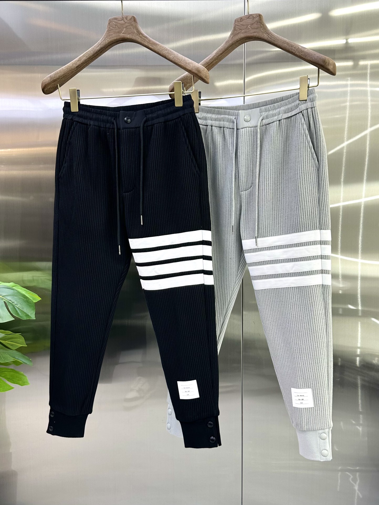 NO:572654,25 Autumn and Winter# PD mink velvet all-in-one velvet trousers are the most indispensable velvet products in autumn and winter, especially trousers of this brand, which are really extremely rare. This model is the latest model on the counter this year. The performance and specifications are online at the same time, making your matching more outstanding and diversified.  Created by splicing styles, this is also the latest street style this year. It is not only an exclusive interpretation, but also major brands have launched this style one after another. It has a luxury similar to fiber pants and takes into account the comfort performance of casual pants. It has a functional style effect, showing more class and fashion performance. Secondly, the trousers are embellished with classic brand elements. This element is definitely a classic among classics. It not only adds to the attraction, but also gives people a bright feeling.   Coupled with the slim fit and three-dimensional cutting design, the upper body is very slim and stylish, and the matching performance is super outstanding. It easily depicts the style segment and gives people a cool and handsome visual effect. Color Black Apricot Size M L  XL size waist 82-hips 106-pant length 100-foot opening 26 2XL size waist 86-hips-110-pant length 101-foot opening 27 3XL size waist 90-hips 114-pant length 102-foot opening 28,,alexander wang1986090925秋冬# PD 水貂绒一体加绒裤 秋冬最不能缺少的加绒产物,尤其是这种品牌的裤装单品,真的是极其的罕见,此款更是本年度的柜台最新款,性能与规格同步在线的高颜值产物,让你的搭配更加的出彩,更具备多元化 风格拼接打造,这也是今年最新的街头风尚,不仅独家在演绎,各大品牌都是相继推出了这种款式它带着类似于纤维裤的奢华兼顾了休闲裤的舒适性能,带着机能风的效果,更显档次与时尚性能感 其次则是裤身经典的品牌元素点缀,这个元素绝对是经典中的经典,增加看点的同时,更是给人一种眼前一亮的感觉 加上修身有度的版型立体裁剪设计,上身十分的显瘦有型,搭配性能超级的出色出彩,轻松的刻画风格段位,给人一种酷帅十足的视觉效果 颜色黑色 杏色 码数M L XL 2XL 3XL M码腰围74-臀围98-裤长99-脚口24 L码腰围78-臀围102-裤长99-脚口25 XL码腰围82-臀围106-裤长100-脚口26 2XL码腰围86-臀围-110-裤长101-脚口27 3XL码腰围90-臀围114-裤长102-脚口28,,alexander wang,Men's clothing