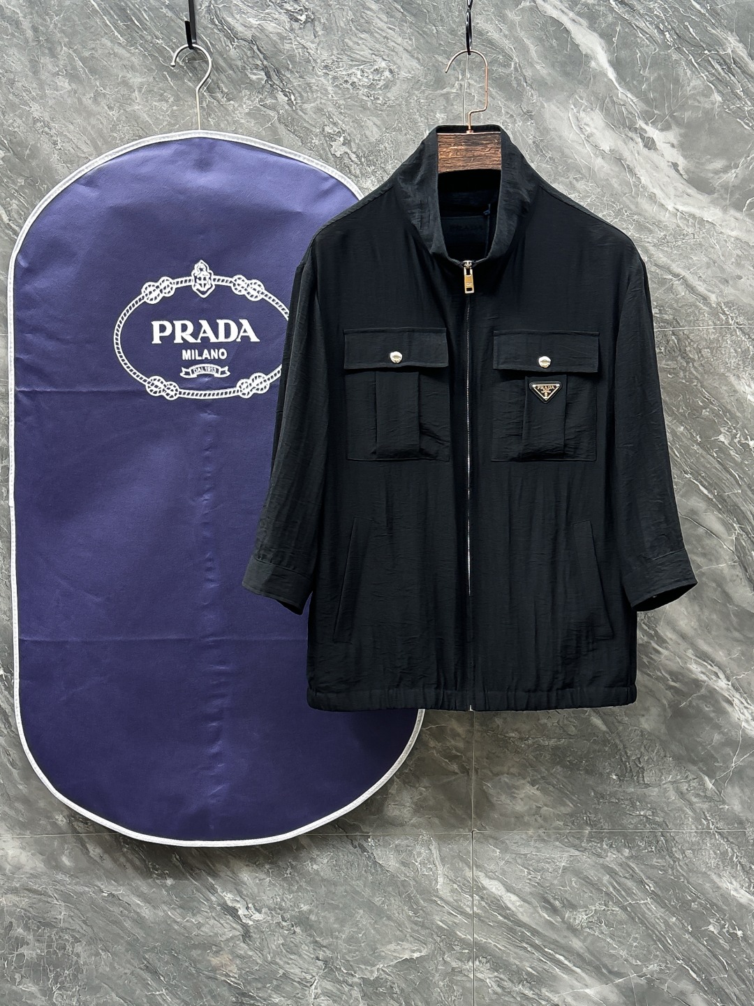 NO:122189,.Prada 25 Spring and Summer Men's High-end Weaving/Trench Coat Series Jackets High-end Boutique Series, Men and Women's Same Style, Trading Company Channel Orders, Official Website Counter Series, Exclusively launched the most popular series of men and women's Same Styles in the industry, the most popular series of men and women's Same Styles in the classic main line, classic urban casual style, versatile and simple style, couple's jackets!  It can be said to be a must-have for spring and summer. A brand new design style, subversive design, iconic brand pattern logo, new dustproof fabric, light waterproof, casual T-shirt, super fashionable upper body, especially easy to match, spring and summer concave style is naturally indispensable for such high-end configuration. Moreover, its dressing magic is very powerful, basically all types are easy to control, casual style configuration, without discomfort, the new style and tone are more outstanding, and the charm of the outfit is naturally more advanced, more outstanding, more outstanding, but it does not lose temperature. Whether it is for external or internal, I believe this style is the perfect choice!  !  !  Color black Number of code M L XL 2XL 3XL,,prada,jackets & coats,tees,t-shirt,alexander wang19860909.普拉达 25春夏 男装高端梭织/风衣 系列外套 高端精品系列,男女同款,贸易公司渠道订单,官网专柜在售系列,业内独家首发经典主线里最抢手最火爆的系列男女同款,经典都市休闲风尚,百搭简约范,情侣款外套！可以说是春夏季必备款了 全新设计风格,颠覆认知的设计,标志性品牌图案标识,全新防尘面料,轻度防水,随便搭件T恤,上身超时髦,特别的便于搭配,春夏季凹造型自然是少不了这样的高档配置 并且它的穿搭魔力十分之强大,基本上各种类型都是轻而易举的驾驭,休闲的版型配置,不会不适感,全新风格以及调性更加的出色更加的出众,穿搭的魅力自然也更加的高级,更加的出彩更加的显帅,但是又不失温度,无论是外穿还是内搭,我相信此款都是完美之选！！！ 颜色黑色 码数M L XL 2XL 3XL,,prada,jackets & coats,tees，t-shirt,alexander wang,Men's clothing