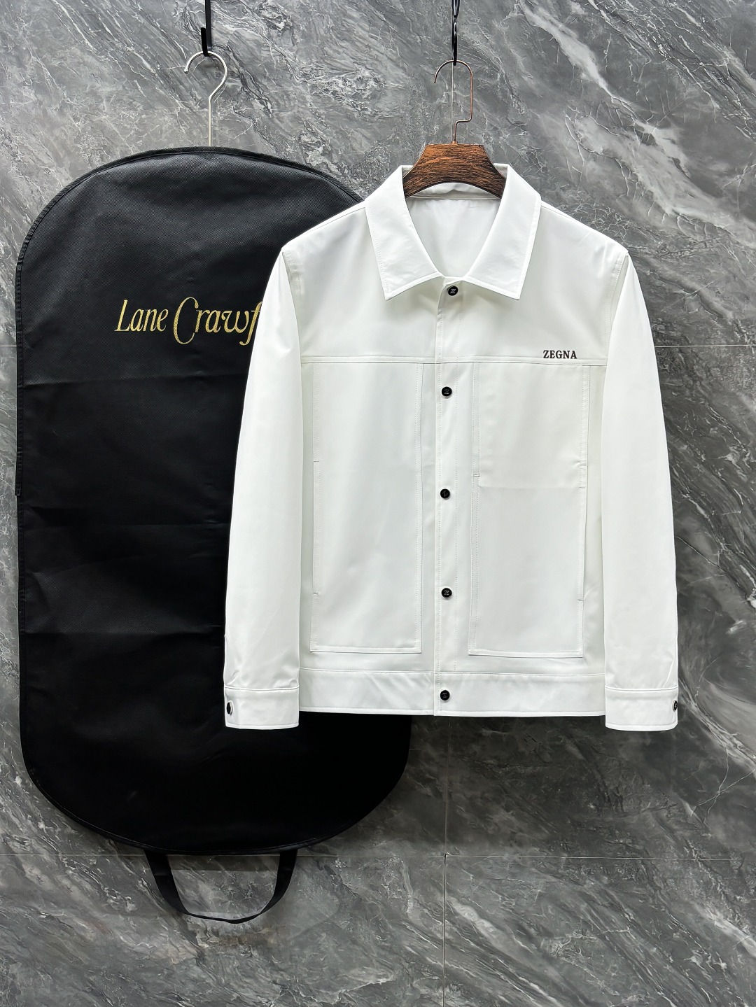 NO:121920,Zeg# 25 Spring and Summer Men's High-end Weaving/Trench Coat Series Jackets High-end Boutique Series, Men and Women's Same Style, Trading Company Channel Orders, Official Website Counter Series, Exclusive First-Open Classic Main Lines, The Most Popular Series Men and Women's Same Style, Classic Urban Casual Style, Versatile Simple Style, Couple Style Jackets!  It can be said to be a must-have for spring and summer. A brand new design style, subversive design, iconic brand pattern logo, new dustproof fabric, light waterproof, casual T-shirt, super fashionable upper body, especially easy to match, spring and summer concave style is naturally indispensable for such high-end configuration. Moreover, its dressing magic is very powerful, basically all types are easy to control, casual style configuration, without discomfort, the new style and tone are more outstanding, and the charm of the outfit is naturally more advanced, more outstanding, more outstanding, but it does not lose temperature. Whether it is for external wear or internal wear, I believe this model is the perfect choice!  !  !  Color black white Number of code M L XL 2XL 3XL,,jackets & coats,tees,t-shirt,alexander wang19860909Zeg# 25春夏 男装高端梭织/风衣 系列外套 高端精品系列,男女同款,贸易公司渠道订单,官网专柜在售系列,业内独家首发经典主线里最抢手最火爆的系列男女同款,经典都市休闲风尚,百搭简约范,情侣款外套！可以说是春夏季必备款了 全新设计风格,颠覆认知的设计,标志性品牌图案标识,全新防尘面料,轻度防水,随便搭件T恤,上身超时髦,特别的便于搭配,春夏季凹造型自然是少不了这样的高档配置 并且它的穿搭魔力十分之强大,基本上各种类型都是轻而易举的驾驭,休闲的版型配置,不会不适感,全新风格以及调性更加的出色更加的出众,穿搭的魅力自然也更加的高级,更加的出彩更加的显帅,但是又不失温度,无论是外穿还是内搭,我相信此款都是完美之选！！！ 颜色黑色 白色 码数M L XL 2XL 3XL,,jackets & coats,tees，t-shirt,alexander wang,Men's clothing