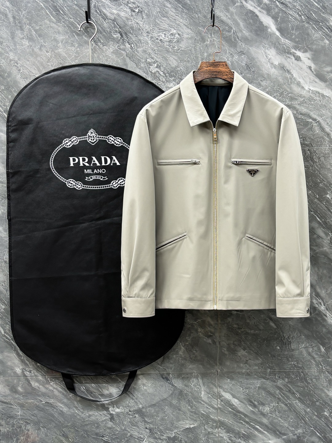 NO:121923,PD# 25 Spring and Summer Men's High-end Weaving/Trench Coat Series Jackets High-end Boutique Series, Men and Women's Same Style, Trading Company Channel Orders, Official Website Counter Series, Exclusive First-Open Classic Main Lines, The Most Popular and Most Popular Series Men and Women's Same Style, Classic Urban Casual Style, Versatile Simple Style, Couple Style Jackets!  It can be said to be a must-have for spring and summer. A brand new design style, subversive design, iconic brand pattern logo, new dustproof fabric, light waterproof, casual T-shirt, super fashionable upper body, especially easy to match, spring and summer concave style is naturally indispensable for such high-end configuration. Moreover, its dressing magic is very powerful, basically all types are easy to control, casual style configuration, without discomfort, the new style and tone are more outstanding, and the charm of the outfit is naturally more advanced, more outstanding, more outstanding, but it does not lose its temperature. Whether it is for external or internal, I believe this style is the perfect choice!  !  !  Color black light apricot color number M L XL 2XL 3XL,,jackets & coats,tees,t-shirt,alexander wang19860909PD# 25春夏 男装高端梭织/风衣 系列外套 高端精品系列,男女同款,贸易公司渠道订单,官网专柜在售系列,业内独家首发经典主线里最抢手最火爆的系列男女同款,经典都市休闲风尚,百搭简约范,情侣款外套！可以说是春夏季必备款了 全新设计风格,颠覆认知的设计,标志性品牌图案标识,全新防尘面料,轻度防水,随便搭件T恤,上身超时髦,特别的便于搭配,春夏季凹造型自然是少不了这样的高档配置 并且它的穿搭魔力十分之强大,基本上各种类型都是轻而易举的驾驭,休闲的版型配置,不会不适感,全新风格以及调性更加的出色更加的出众,穿搭的魅力自然也更加的高级,更加的出彩更加的显帅,但是又不失温度,无论是外穿还是内搭,我相信此款都是完美之选！！！ 颜色黑色 浅杏色 码数M L XL 2XL 3XL,,jackets & coats,tees，t-shirt,alexander wang,Men's clothing