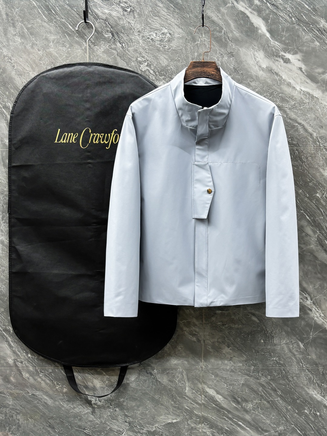 NO:121926,Zeg# 25 Spring and Summer Men's High-end Weaving/Trench Coat Series Jackets High-end Boutique Series, Men and Women's Same Style, Trading Company Channel Orders, Official Website Counter Series, Exclusive First-Open Classic Main Lines, The Most Popular Series Men and Women's Same Style, Classic Urban Casual Style, Versatile Simple Style, Couple Style Jackets!  It can be said to be a must-have for spring and summer. A brand new design style, subversive design, iconic brand pattern logo, new dustproof fabric, light waterproof, casual T-shirt, super fashionable upper body, especially easy to match, spring and summer concave style is naturally indispensable for such high-end configuration. Moreover, its dressing magic is very powerful, basically all types are easy to control, casual style configuration, without discomfort, the new style and tone are more outstanding, and the charm of the outfit is naturally more advanced, more outstanding, more outstanding, but it does not lose temperature. Whether it is for external wear or internal wear, I believe this model is the perfect choice!  !  !  Color black blue Number of code M L XL 2XL 3XL,,jackets & coats,tees,t-shirt,alexander wang19860909Zeg# 25春夏 男装高端梭织/风衣 系列外套 高端精品系列,男女同款,贸易公司渠道订单,官网专柜在售系列,业内独家首发经典主线里最抢手最火爆的系列男女同款,经典都市休闲风尚,百搭简约范,情侣款外套！可以说是春夏季必备款了 全新设计风格,颠覆认知的设计,标志性品牌图案标识,全新防尘面料,轻度防水,随便搭件T恤,上身超时髦,特别的便于搭配,春夏季凹造型自然是少不了这样的高档配置 并且它的穿搭魔力十分之强大,基本上各种类型都是轻而易举的驾驭,休闲的版型配置,不会不适感,全新风格以及调性更加的出色更加的出众,穿搭的魅力自然也更加的高级,更加的出彩更加的显帅,但是又不失温度,无论是外穿还是内搭,我相信此款都是完美之选！！！ 颜色黑色 蓝色 码数M L XL 2XL 3XL,,jackets & coats,tees，t-shirt,alexander wang,Men's clothing