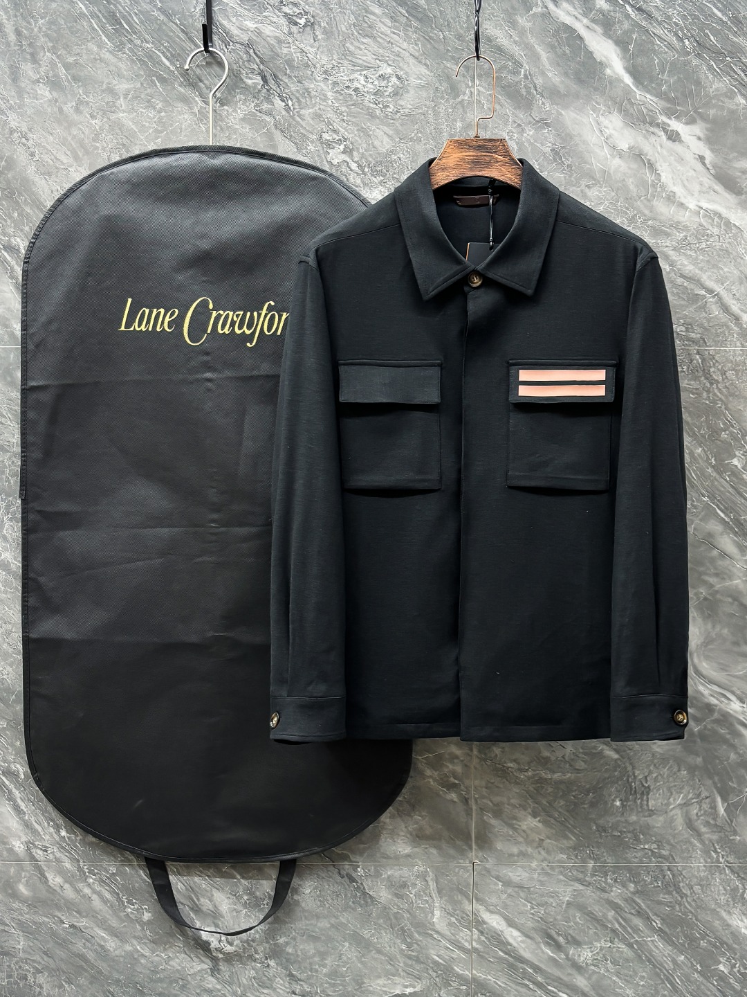 NO:122195,.Jenia 25 Spring and Summer Men's High-end Weaving/Trench Coat Series Jackets High-end Boutique Series, Men and Women's Same Style, Trading Company Channel Orders, Official Website Counter Series, Exclusive First-Open Classic Main Lines, The Most Popular and Most Popular Series Men and Women's Same Style, Classic Urban Casual Style, Versatile Simple Style, Couple Jackets!  It can be said to be a must-have for spring and summer. A brand new design style, subversive design, iconic brand pattern logo, new dustproof fabric, light waterproof, casual T-shirt, super fashionable upper body, especially easy to match, spring and summer concave style is naturally indispensable for such high-end configuration. Moreover, its dressing magic is very powerful, basically all types are easy to control, casual style configuration, without discomfort, the new style and tone are more outstanding, and the charm of the outfit is naturally more advanced, more outstanding, more outstanding, but it does not lose temperature. Whether it is for external or internal, I believe this style is the perfect choice!  !  !  Color black Apricot Number M L XL 2XL 3XL, zegna, jackets & coats,tees, t-shirt,alexander wang19860909.杰尼亚 25春夏 男装高端梭织/风衣 系列外套 高端精品系列,男女同款,贸易公司渠道订单,官网专柜在售系列,业内独家首发经典主线里最抢手最火爆的系列男女同款,经典都市休闲风尚,百搭简约范,情侣款外套！可以说是春夏季必备款了 全新设计风格,颠覆认知的设计,标志性品牌图案标识,全新防尘面料,轻度防水,随便搭件T恤,上身超时髦,特别的便于搭配,春夏季凹造型自然是少不了这样的高档配置 并且它的穿搭魔力十分之强大,基本上各种类型都是轻而易举的驾驭,休闲的版型配置,不会不适感,全新风格以及调性更加的出色更加的出众,穿搭的魅力自然也更加的高级,更加的出彩更加的显帅,但是又不失温度,无论是外穿还是内搭,我相信此款都是完美之选！！！ 颜色黑色 杏色 码数M L XL 2XL 3XL,,zegna,jackets & coats,tees，t-shirt,alexander wang,Men's clothing