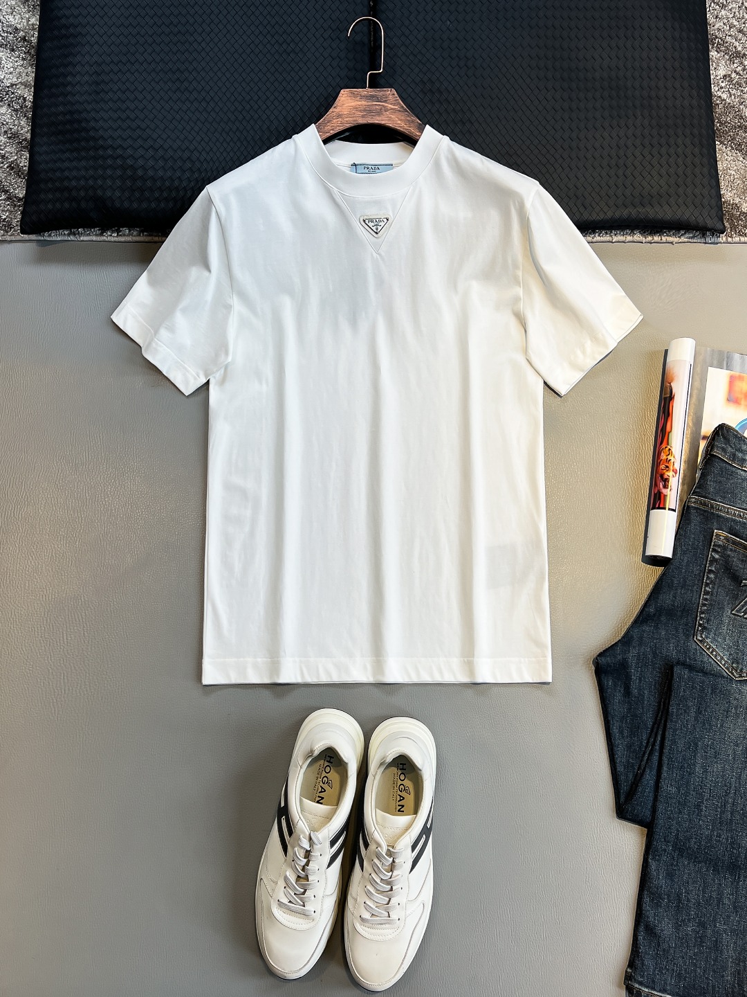 NO:457083,PD# 2025 spring and summer new style first-time counter latest short-sleeved round-neck T-shirt, high-end customization, avant-garde and fashionable design!  Brand logo heavy craft design, high-end customized 230g fabric, soft feel, comfortable to wear, exquisite counter-level car line, fine workmanship, invincible and handsome upper body effect!  A must-have item for handsome men!  Color black. White. S-2XL, T-shirt,tees, t-shirt,alexander wang19860909PD# 2025春夏新款首发专柜最新款短袖圆领T恤 高端订制 设计前卫时尚！品牌logo重工艺设计 高端定制230克面料.手感柔软.穿着舒适.专柜级别精致车线.做工精细.上身效果无敌帅气！型男必备单品！颜色黑色.白色.码数S-2XL,,T-shirt,tees，t-shirt,alexander wang,Men's clothing