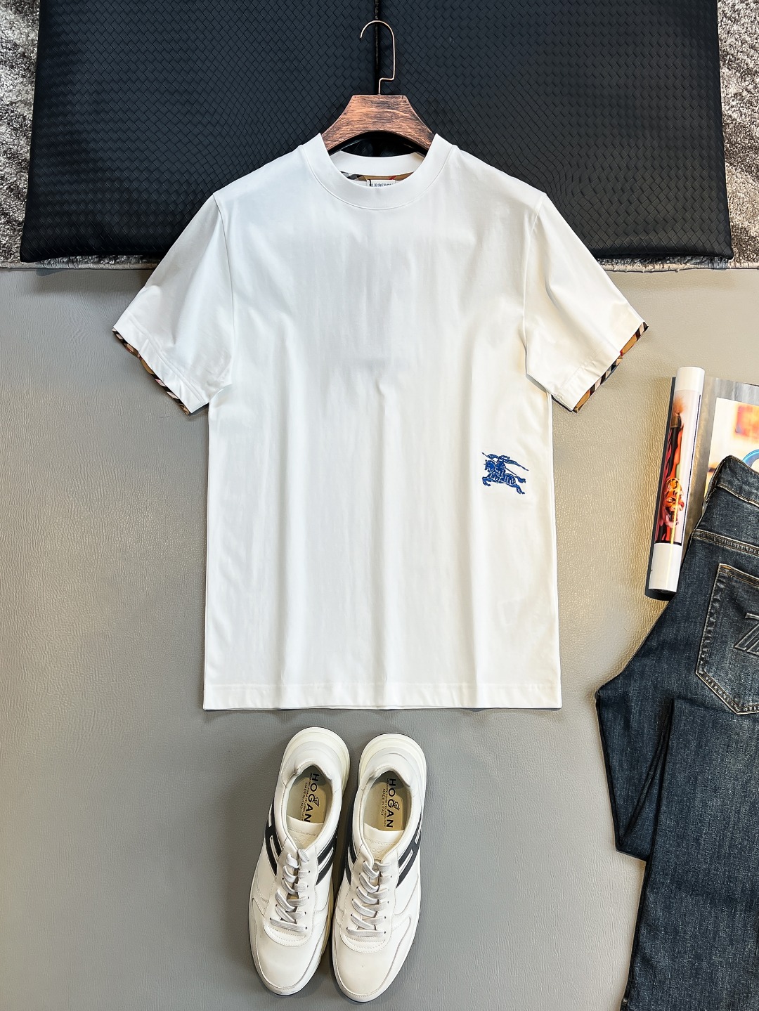 NO:457088,BU# 2025 spring and summer new style first-time counter latest short-sleeved round-neck T-shirt, high-end customization, avant-garde and fashionable design!  Brand logo heavy craft design, high-end customized 230g fabric, soft feel, comfortable to wear, exquisite counter-level car line, fine workmanship, invincible and handsome upper body effect!  A must-have item for handsome men!  Color black. White. S-2XL, T-shirt,tees, t-shirt,alexander wang19860909BU# 2025春夏新款首发专柜最新款短袖圆领T恤 高端订制 设计前卫时尚！品牌logo重工艺设计 高端定制230克面料.手感柔软.穿着舒适.专柜级别精致车线.做工精细.上身效果无敌帅气！型男必备单品！颜色黑色.白色.码数S-2XL,,T-shirt,tees，t-shirt,alexander wang,Men's clothing