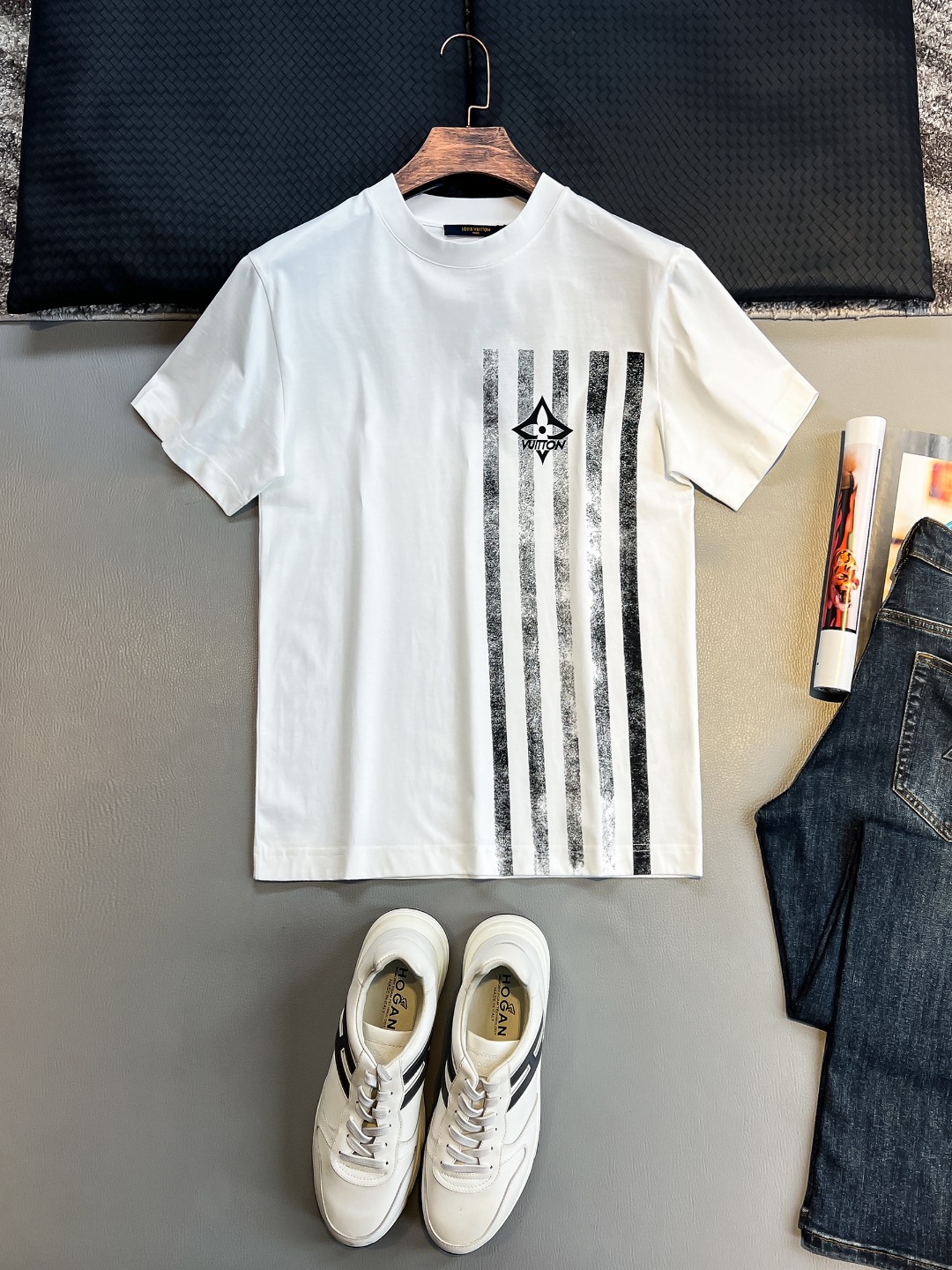 NO:457092,LV# 2025 spring and summer new style first-time counter latest short-sleeved round-neck T-shirt, high-end customization, avant-garde and fashionable design!  Brand logo heavy craft design, high-end customized 230g fabric, soft feel, comfortable to wear, exquisite counter-level car line, fine workmanship, invincible and handsome upper body effect!  A must-have item for handsome men!  Color black. White. S-2XL, louis vuitton, T-shirt,tees, t-shirt,alexander wang19860909LV# 2025春夏新款首发专柜最新款短袖圆领T恤 高端订制 设计前卫时尚！品牌logo重工艺设计 高端定制230克面料.手感柔软.穿着舒适.专柜级别精致车线.做工精细.上身效果无敌帅气！型男必备单品！颜色黑色.白色.码数S-2XL,,louis vuitton,T-shirt,tees，t-shirt,alexander wang,Men's clothing