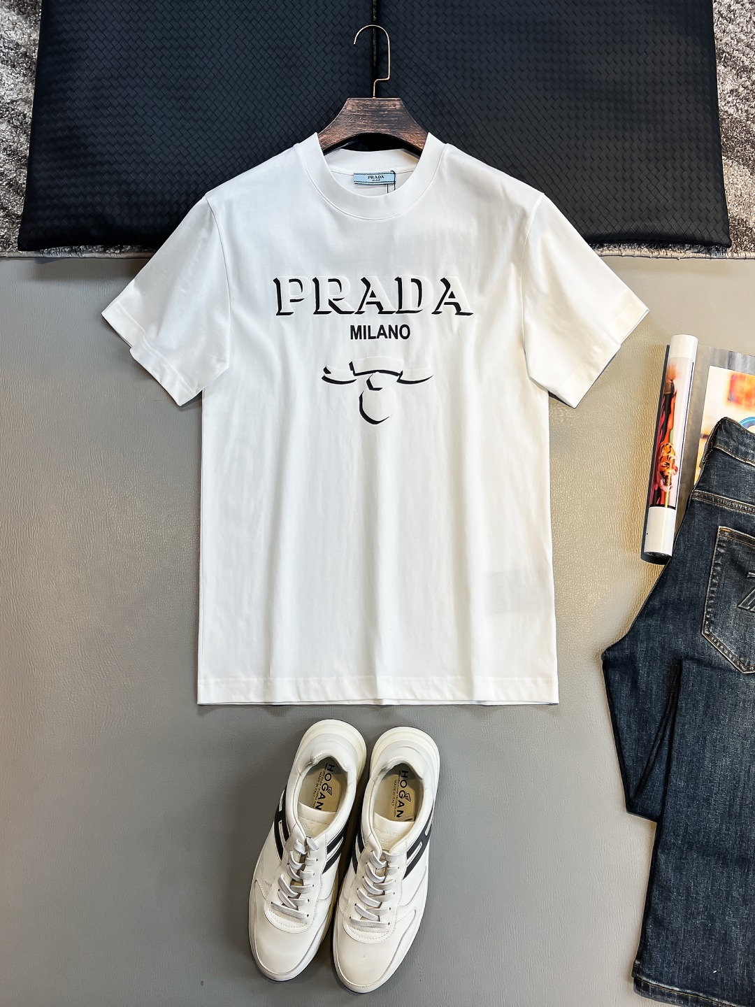 NO:457096,PD# 2025 spring and summer new style first-time counter latest short-sleeved round-neck T-shirt, high-end customization, avant-garde and fashionable design!  Brand logo heavy craft design, high-end customized 230g fabric, soft feel, comfortable to wear, exquisite counter-level car line, fine workmanship, invincible and handsome upper body effect!  A must-have item for handsome men!  Color black. White. S-2XL, T-shirt,tees, t-shirt,alexander wang19860909PD# 2025春夏新款首发专柜最新款短袖圆领T恤 高端订制 设计前卫时尚！品牌logo重工艺设计 高端定制230克面料.手感柔软.穿着舒适.专柜级别精致车线.做工精细.上身效果无敌帅气！型男必备单品！颜色黑色.白色.码数S-2XL,,T-shirt,tees，t-shirt,alexander wang,Men's clothing
