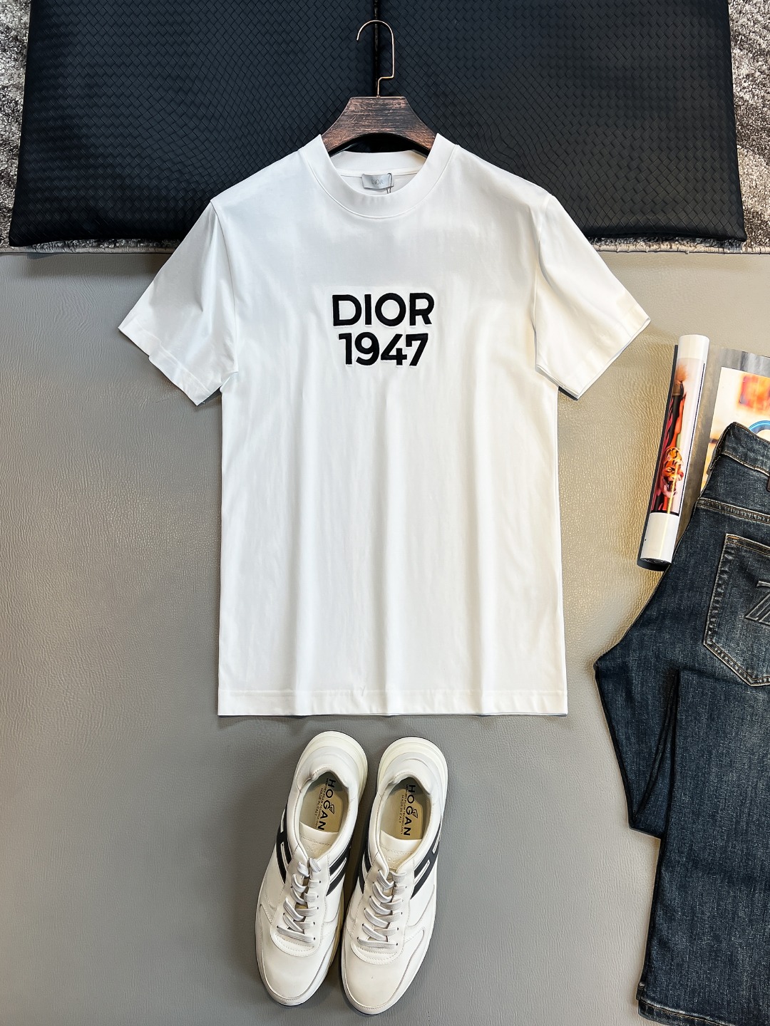 NO:457099,DO# 2025 spring and summer new style first-time counter latest short-sleeved round-neck T-shirt, high-end customization, avant-garde and fashionable design!  Brand logo heavy craft design, high-end customized 230g fabric, soft feel, comfortable to wear, exquisite counter-level car line, fine workmanship, invincible and handsome upper body effect!  A must-have item for handsome men!  Color black. White. S-2XL, T-shirt,tees, t-shirt,alexander wang19860909DO# 2025春夏新款首发专柜最新款短袖圆领T恤 高端订制 设计前卫时尚！品牌logo重工艺设计 高端定制230克面料.手感柔软.穿着舒适.专柜级别精致车线.做工精细.上身效果无敌帅气！型男必备单品！颜色黑色.白色.码数S-2XL,,T-shirt,tees，t-shirt,alexander wang,Men's clothing