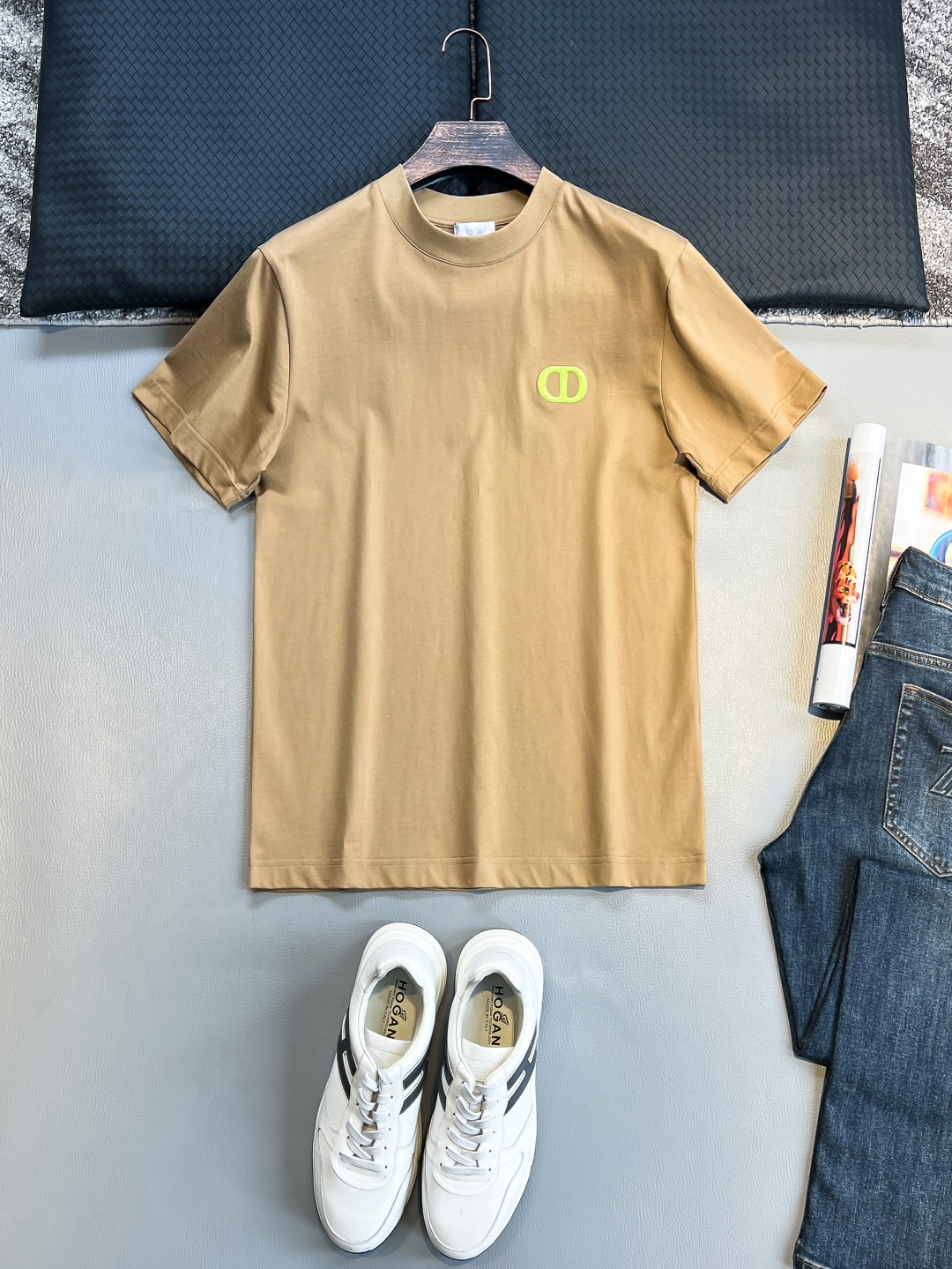 NO:457091,DO# 2025 spring and summer new style first-time counter latest short-sleeved round-neck T-shirt, high-end customization, avant-garde and fashionable design!  Brand logo heavy craft design, high-end customized 230g fabric, soft feel, comfortable to wear, exquisite counter-level car line, fine workmanship, invincible and handsome upper body effect!  A must-have item for handsome men!  Color black, white, brown, code number S-2XL, T-shirt,tees, t-shirt,alexander wang19860909DO# 2025春夏新款首发专柜最新款短袖圆领T恤 高端订制 设计前卫时尚！品牌logo重工艺设计 高端定制230克面料.手感柔软.穿着舒适.专柜级别精致车线.做工精细.上身效果无敌帅气！型男必备单品！颜色黑色.白色.咖色.码数S-2XL,,T-shirt,tees，t-shirt,alexander wang,Men's clothing