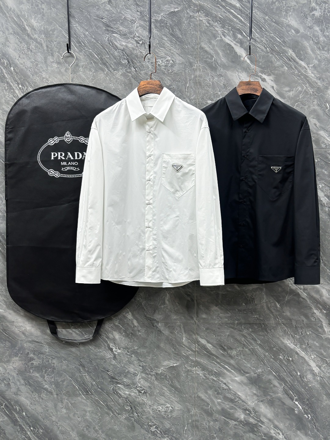 NO:532005,High-version, micro-loose Pra25ss pocket triangle long-sleeved shirt, originally purchased 9,900 yuan, this model is made of Germany's latest buried clamping mechanism, double-sided access control high-quantitle slam method, pocket positioning and tailoring. Original custom steel standard, blunt steel material customization, laser engraving. The three-standard auxiliary materials are equipped simultaneously. The workmanship is guaranteed, the needle distance is fine, the wiring is neat, and the brand factory assembly line is produced, the same model for men and women!  Color black/white Size S M L XL,,prada,shirts,alexander wang19860909高版本 微宽松 Pra25ss口袋三角标长袖衬衫 原9,900购入,该款采用德国最新埋夹机制做而成,双边门禁高分位坎法,口袋定位剪裁.原版定制钢标,钝钢材料定制,激光刻字.三标辅料同步配齐.做工保证、针距细密、走线整齐,品牌工厂流水线生产,男女同款！ 颜色黑色/白色 尺码S M L XL,,prada,shirts,alexander wang,Men's clothing