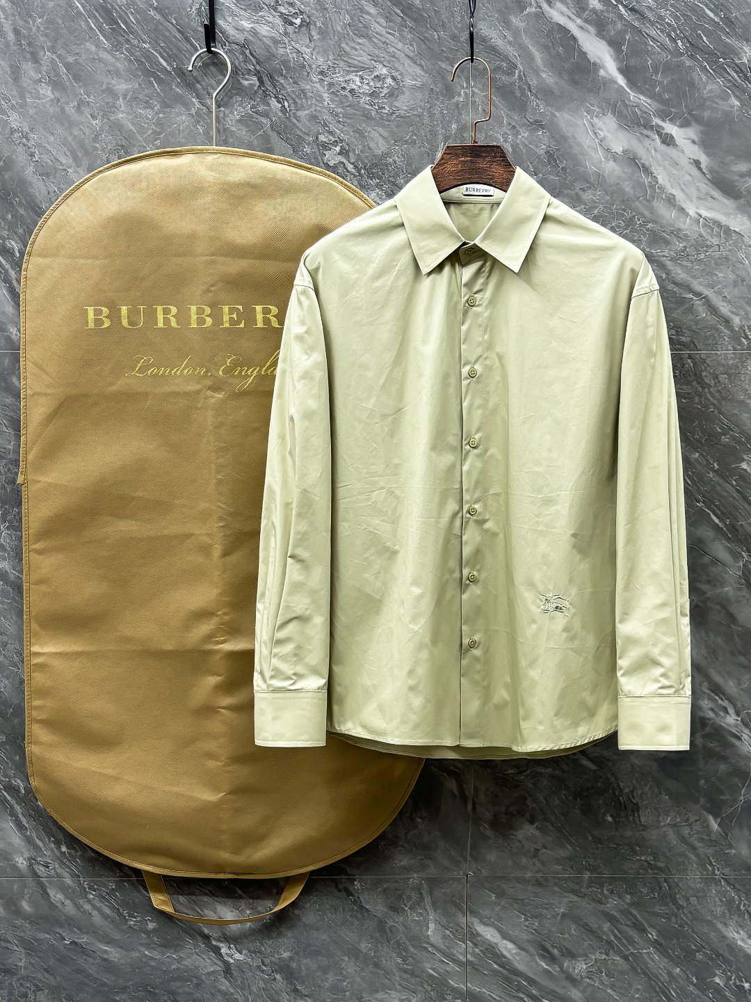 NO:532008,High-version, micro-loose Burberry casual long-sleeved shirt, trading company channel goods, pure blood, new products in early autumn in 25 years, high-end Thai OEM, classic evergreen ace product!  A shirt that is very consistent with the aesthetic tone of the B family, the styling design perfectly follows the essence of the B family. It has a rich British style, and the hem is infused with the iconic war horse embroidery body, which is quite recognizable and identifiable!  The details are exquisite and sophisticated, with strict stitching, first-class tailoring, and every inch is just right. The lines are smooth and clean, and the invincible versatile type is both solemn and harmonious. It is both business and leisure, and can run through multiple seasons. It is very compatible with the bottoms. It is a basic item that is essential for men's wardrobe!  Size S- XL, burberry,shirts,alexander wang19860909高版本 微宽松 巴宝莉休闲长袖衬衫,贸易公司渠道货,纯正血统,25年早秋新品,高端泰国代工出品,经典常青王牌产物！ 极符合B家族美学基调的一款衬衫,造型设计完美沿袭了B家的精髓.具有浓郁的英伦风格,下摆注入标志性战马刺绣体,颇具辨识度且标榜了身份！ 细节工艺精致考究,严丝合缝,剪裁一流,每一寸都拿捏的恰到好处,线条感流畅干净,无敌的百搭类型,亦庄亦谐,商务与休闲兼备,可以贯穿多个季节,与下装兼容空间极高,男人衣橱必备的基础单品！尺码S- XL,,burberry,shirts,alexander wang,Men's clothing