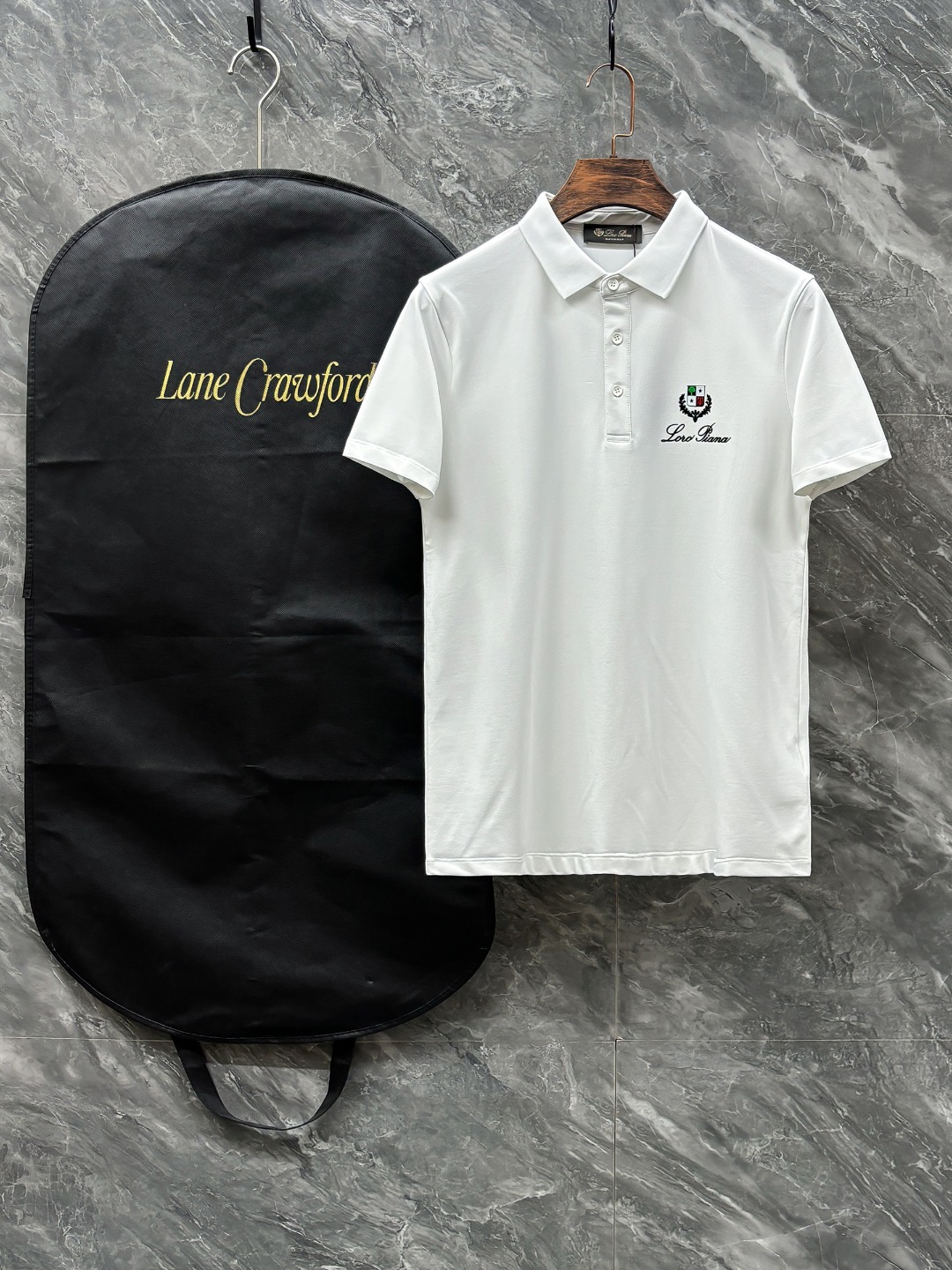 NO:758634,LP# 2026 spring and summer new style debut counter, the latest POLO shirt, high-end customization, avant-garde and fashionable design!  The brand logo is designed with heavy craftsmanship. High-end customized 23 fabrics. Soft to the touch. Comfortable to wear. Counter-level exquisite stitching. Fine workmanship. The upper body effect is incomparably handsome!  A must-have item for a stylish man!  Color Black. White. Size M-3XL,, loro piana,19860909LP# 2026春夏新款首发专柜最新POLO衫 高端订制 设计前卫时尚！品牌logo重工艺设计 高端定制23面料.手感柔软.穿着舒适.专柜级别精致车线.做工精细.上身效果无敌帅气！型男必备单品！颜色黑色.白色.码数M-3XL,,loro piana,,Men's clothing