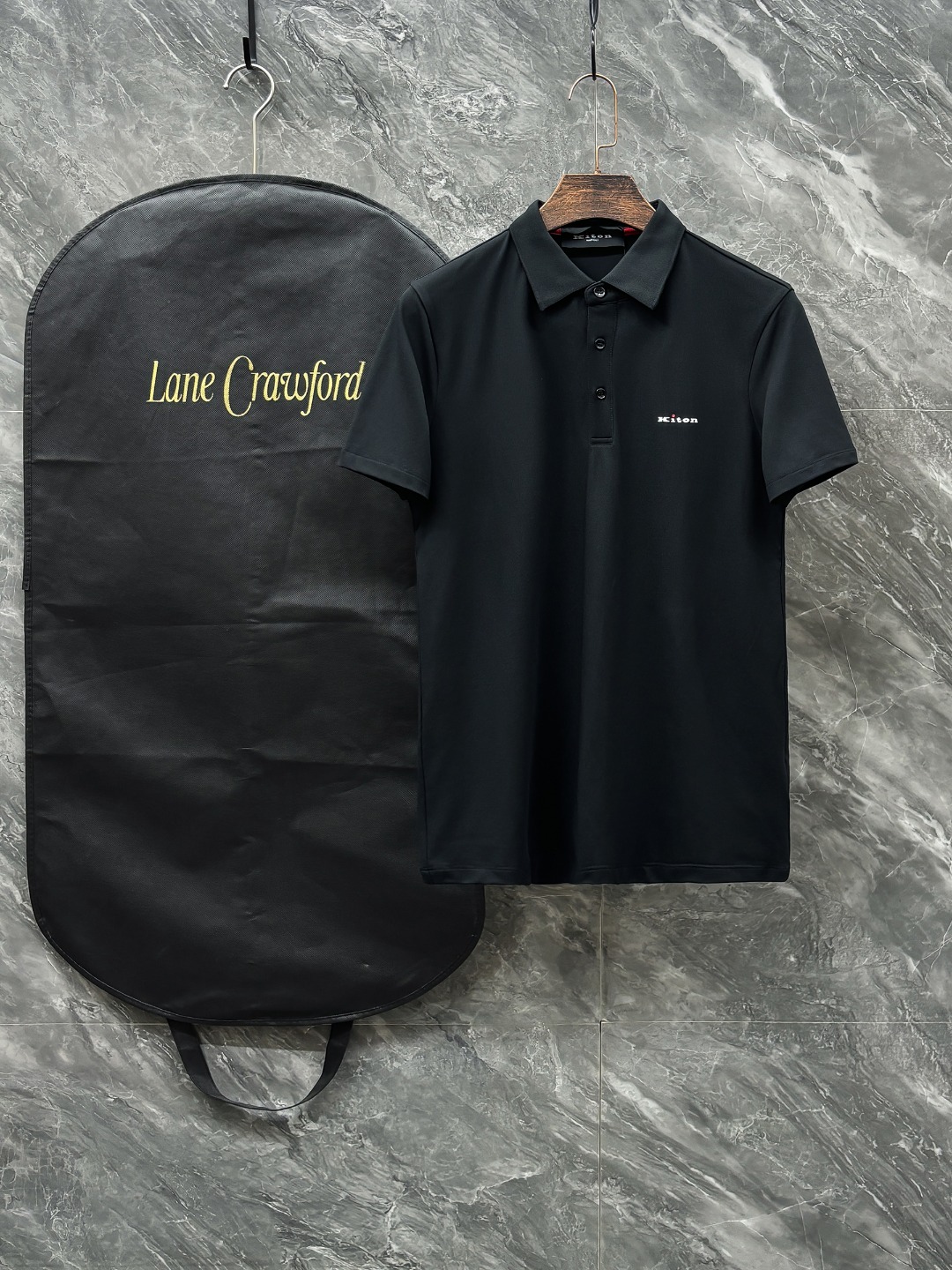 NO:758640,KITON# 2026 spring and summer new style debut counter, the latest POLO shirt, high-end customization, avant-garde and fashionable design!  The brand logo emphasizes craftsmanship and is designed with high-end customized gram fabrics. Soft to the touch. Comfortable to wear. Counter-level exquisite stitching. Fine workmanship. The upper body effect is incomparably handsome!  A must-have item for a stylish man!  Color Black. White. Size M-3XL,,19860909KITON# 2026春夏新款首发专柜最新POLO衫 高端订制 设计前卫时尚！品牌logo重工艺设计 高端定制克面料.手感柔软.穿着舒适.专柜级别精致车线.做工精细.上身效果无敌帅气！型男必备单品！颜色黑色.白色.码数M-3XL,,,Men's clothing