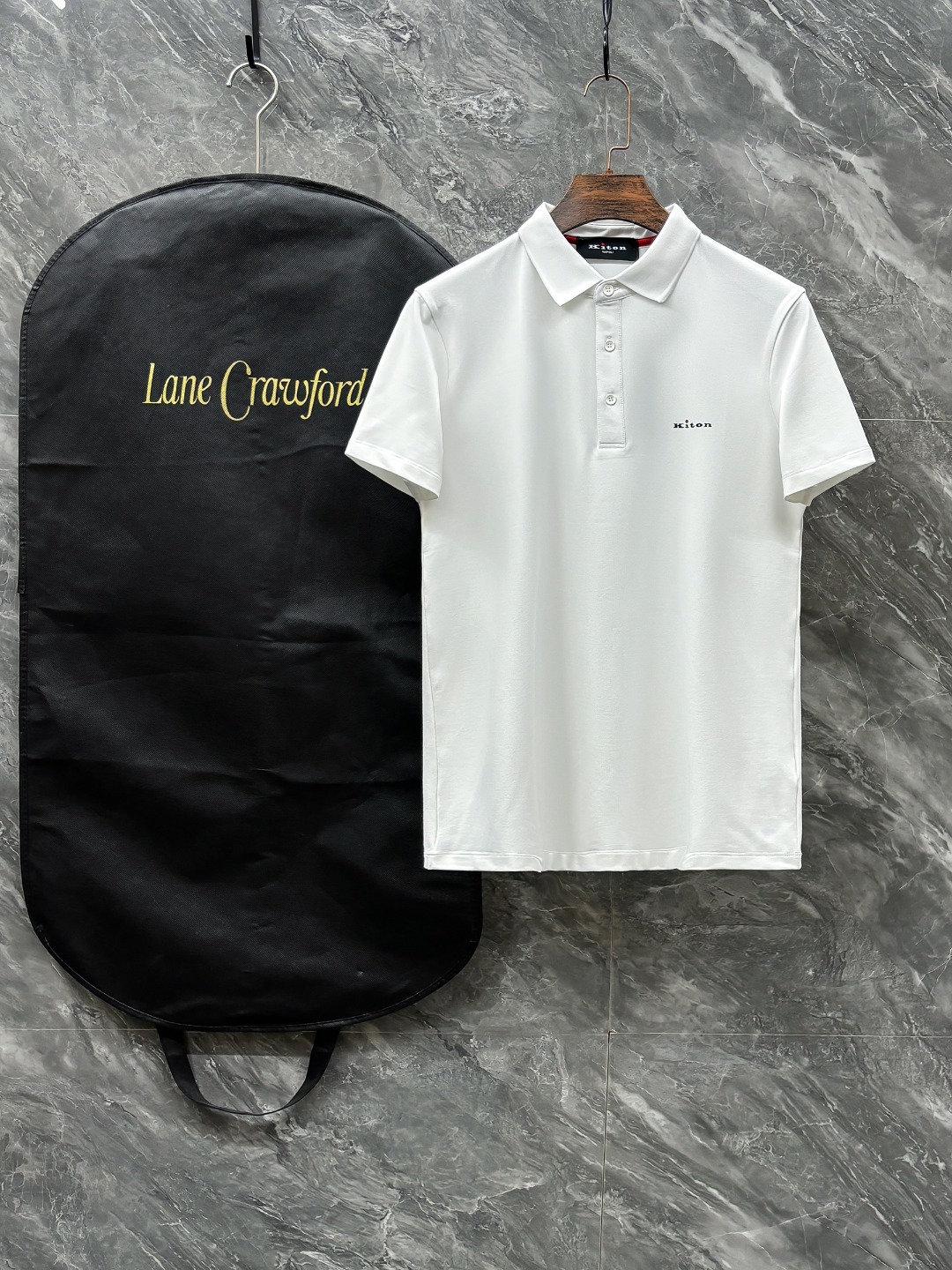 NO:758645,KITON# 2026 spring and summer new style debut counter, the latest POLO shirt, high-end customization, avant-garde and fashionable design!  The brand logo emphasizes craftsmanship and is designed with high-end custom fabrics. Soft to the touch. Comfortable to wear. Exquisite stitching at the counter level. Fine workmanship. The upper body effect is incomparably handsome!  A must-have item for a stylish man!  Color Black. White. Size M-3XL,,19860909KITON# 2026春夏新款首发专柜最新POLO衫 高端订制 设计前卫时尚！品牌logo重工艺设计 高端定制面料.手感柔软.穿着舒适.专柜级别精致车线.做工精细.上身效果无敌帅气！型男必备单品！颜色黑色.白色.码数M-3XL,,,Men's clothing