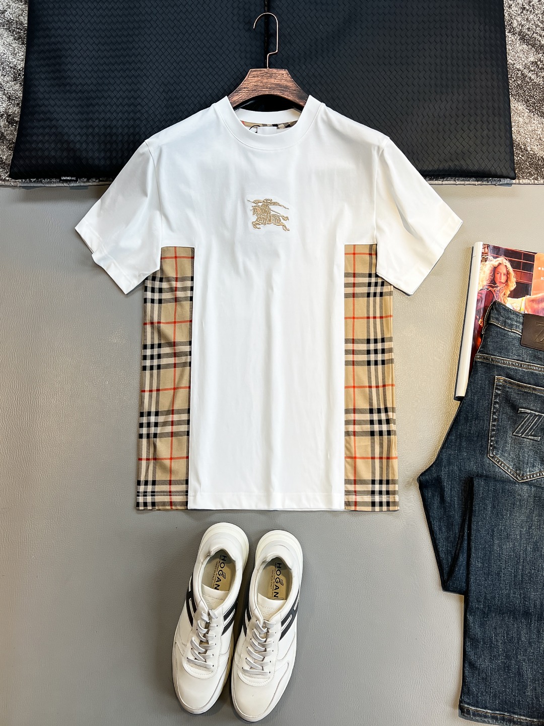 NO:130909,BU# 2025 spring and summer new style first-time counter latest short-sleeved round-neck T-shirt, high-end customization, avant-garde and fashionable design!  Brand logo heavy craft design, high-end customized 230g fabric, soft feel, comfortable to wear, exquisite counter-level car line, fine workmanship, invincible and handsome upper body effect!  A must-have item for handsome men!  Color black. White. S-2XL, T-shirt,tees, t-shirt,alexander wang19860909BU# 2025春夏新款首发专柜最新款短袖圆领T恤 高端订制 设计前卫时尚！品牌logo重工艺设计 高端定制230克面料.手感柔软.穿着舒适.专柜级别精致车线.做工精细.上身效果无敌帅气！型男必备单品！颜色黑色.白色.码数S-2XL,,T-shirt,tees，t-shirt,alexander wang,Men's clothing