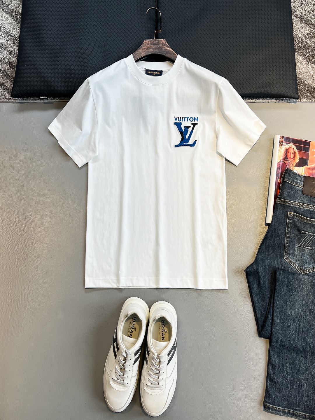 NO:447795,LV# Spring and summer new style first-time counter latest short-sleeved round-neck T-shirt, high-end customization, avant-garde and fashionable design!  Brand logo heavy craft design, high-end customized 230g fabric, soft feel, comfortable to wear, exquisite counter-level car line, fine workmanship, invincible and handsome upper body effect!  A must-have item for handsome men!  Color black. White. S-2XL, louis vuitton, T-shirt,tees, t-shirt,alexander wang19860909LV# 春夏新款首发专柜最新款短袖圆领T恤 高端订制 设计前卫时尚！品牌logo重工艺设计 高端定制230克面料.手感柔软.穿着舒适.专柜级别精致车线.做工精细.上身效果无敌帅气！型男必备单品！颜色黑色.白色.码数S-2XL,,louis vuitton,T-shirt,tees，t-shirt,alexander wang,Men's clothing