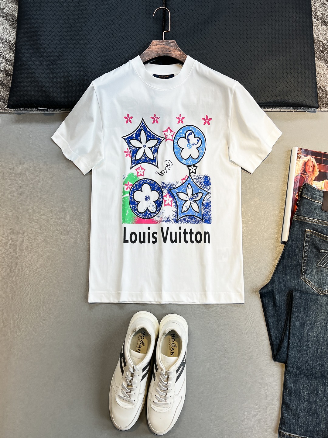 NO:130911,LV# 2025 spring and summer new style first-time counter latest short-sleeved round-neck T-shirt, high-end customization, avant-garde and fashionable design!  Brand logo heavy craft design, high-end customized 230g fabric, soft feel, comfortable to wear, exquisite counter-level car line, fine workmanship, invincible and handsome upper body effect!  A must-have item for handsome men!  Color black. White. S-2XL, louis vuitton, T-shirt,tees, t-shirt,alexander wang19860909LV# 2025春夏新款首发专柜最新款短袖圆领T恤 高端订制 设计前卫时尚！品牌logo重工艺设计 高端定制230克面料.手感柔软.穿着舒适.专柜级别精致车线.做工精细.上身效果无敌帅气！型男必备单品！颜色黑色.白色.码数S-2XL,,louis vuitton,T-shirt,tees，t-shirt,alexander wang,Men's clothing