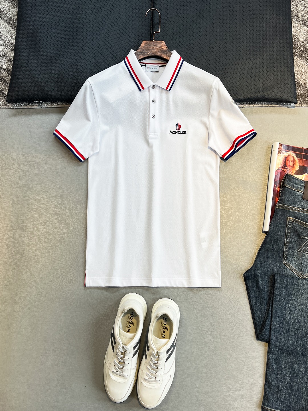 NO:457082,MO# 2025 spring and summer new first-time counter latest POLO shirt, high-end customization, avant-garde and fashionable design!  Brand logo heavy craft design, high-end customized 230g fabric, soft feel, comfortable to wear, exquisite counter-level car line, fine workmanship, invincible and handsome upper body effect!  A must-have item for handsome men!  Color black. White. Code M-3XL, alexander wang19860909MO# 2025春夏新款首发专柜最新POLO衫 高端订制 设计前卫时尚！品牌logo重工艺设计 高端定制230克面料.手感柔软.穿着舒适.专柜级别精致车线.做工精细.上身效果无敌帅气！型男必备单品！颜色黑色.白色.码数M-3XL,,alexander wang,Men's clothing