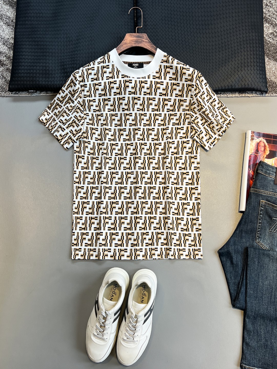 NO:432575,FD# 2025 spring and summer new style first-time counter latest short-sleeved round-neck T-shirt, high-end customization, avant-garde and fashionable design!  Brand logo heavy craft design, high-end customized 230g fabric, soft feel, comfortable to wear, exquisite counter-level car line, fine workmanship, invincible and handsome upper body effect!  A must-have item for handsome men!  Color black. White. S-2XL, T-shirt,tees, t-shirt,alexander wang19860909FD# 2025春夏新款首发专柜最新款短袖圆领T恤 高端订制 设计前卫时尚！品牌logo重工艺设计 高端定制230克面料.手感柔软.穿着舒适.专柜级别精致车线.做工精细.上身效果无敌帅气！型男必备单品！颜色黑色.白色.码数S-2XL,,T-shirt,tees，t-shirt,alexander wang,Men's clothing