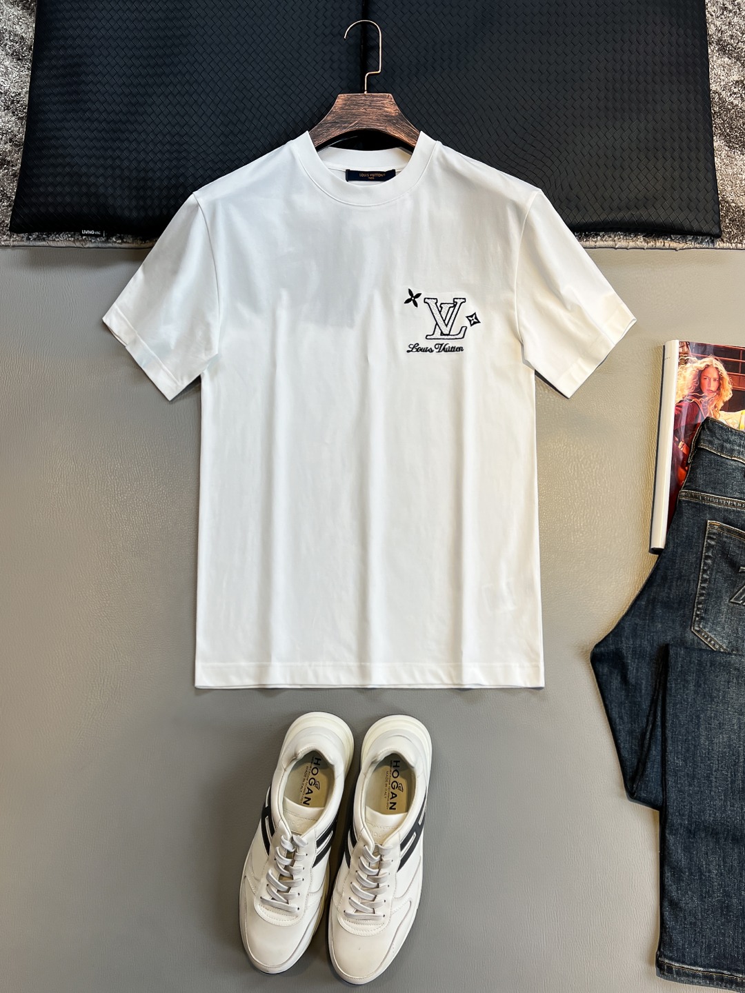 NO:432581,LV# 2025 spring and summer new style first-time counter latest short-sleeved round-neck T-shirt, high-end customization, avant-garde and fashionable design!  Brand logo heavy craft design, high-end customized 230g fabric, soft feel, comfortable to wear, exquisite counter-level car line, fine workmanship, invincible and handsome upper body effect!  A must-have item for handsome men!  Color black. White. S-2XL, louis vuitton, T-shirt,tees, t-shirt,alexander wang19860909LV# 2025春夏新款首发专柜最新款短袖圆领T恤 高端订制 设计前卫时尚！品牌logo重工艺设计 高端定制230克面料.手感柔软.穿着舒适.专柜级别精致车线.做工精细.上身效果无敌帅气！型男必备单品！颜色黑色.白色.码数S-2XL,,louis vuitton,T-shirt,tees，t-shirt,alexander wang,Men's clothing