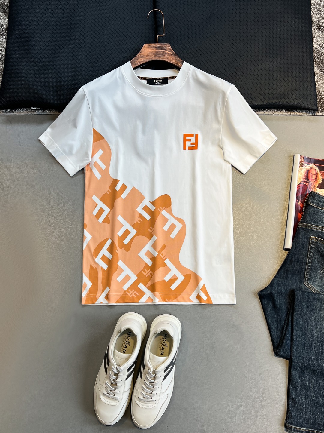 NO:432586,FD# 2025 spring and summer new style first-time counter latest short-sleeved round-neck T-shirt, high-end customization, avant-garde and fashionable design!  Brand logo heavy craft design, high-end customized 230g fabric, soft feel, comfortable to wear, exquisite counter-level car line, fine workmanship, invincible and handsome upper body effect!  A must-have item for handsome men!  Color black. White. S-2XL, T-shirt,tees, t-shirt,alexander wang19860909FD# 2025春夏新款首发专柜最新款短袖圆领T恤 高端订制 设计前卫时尚！品牌logo重工艺设计 高端定制230克面料.手感柔软.穿着舒适.专柜级别精致车线.做工精细.上身效果无敌帅气！型男必备单品！颜色黑色.白色.码数S-2XL,,T-shirt,tees，t-shirt,alexander wang,Men's clothing