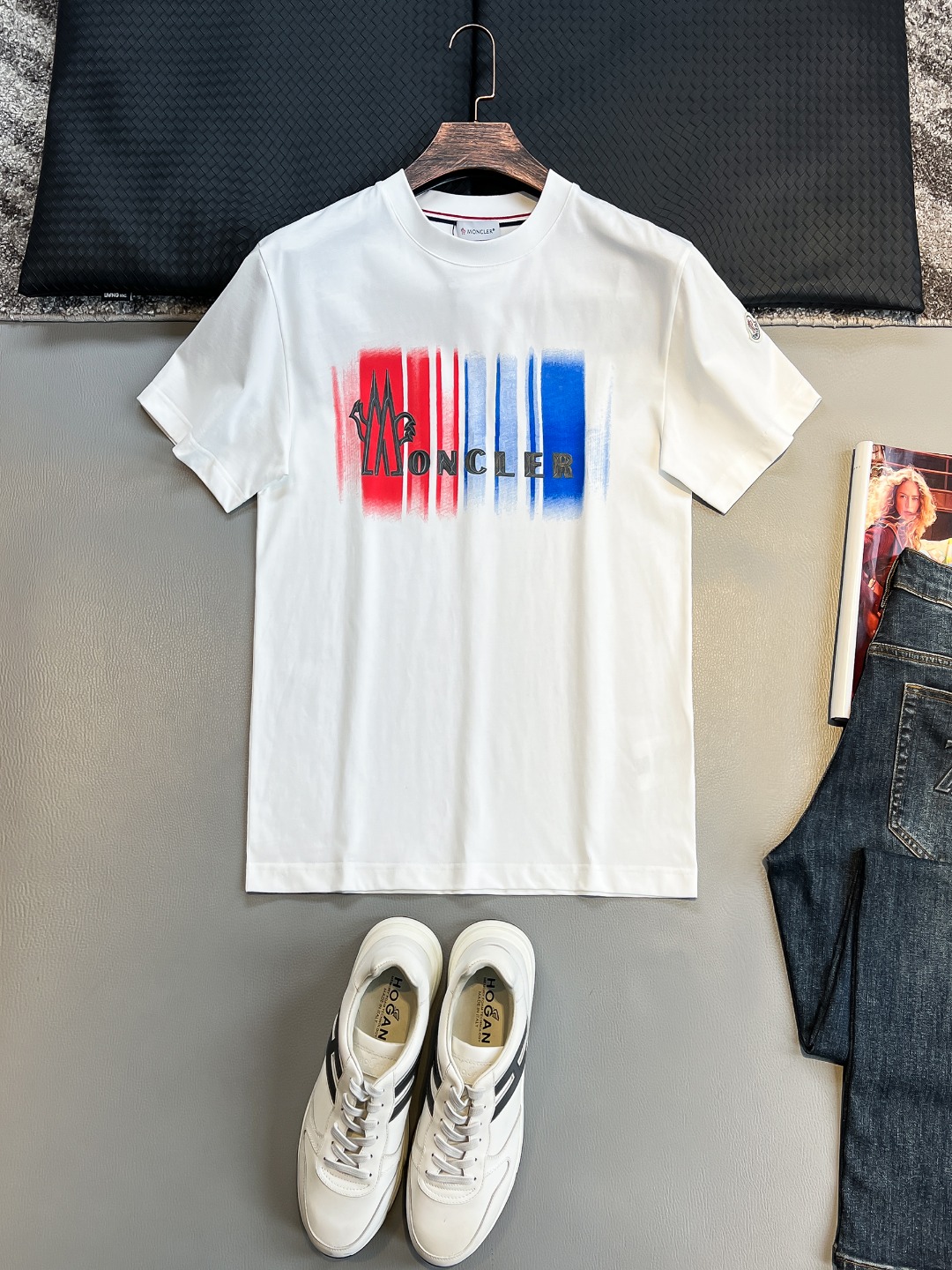 NO:432591,MO# 2025 spring and summer new style first-time counter latest short-sleeved round-neck T-shirt, high-end customization, avant-garde and fashionable design!  Brand logo heavy craft design, high-end customized 230g fabric, soft feel, comfortable to wear, exquisite counter-level car line, fine workmanship, invincible and handsome upper body effect!  A must-have item for handsome men!  Color black. White. S-2XL, T-shirt,tees, t-shirt,alexander wang19860909MO# 2025春夏新款首发专柜最新款短袖圆领T恤 高端订制 设计前卫时尚！品牌logo重工艺设计 高端定制230克面料.手感柔软.穿着舒适.专柜级别精致车线.做工精细.上身效果无敌帅气！型男必备单品！颜色黑色.白色.码数S-2XL,,T-shirt,tees，t-shirt,alexander wang,Men's clothing