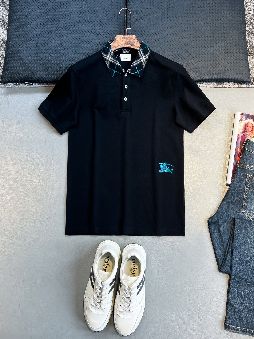 NO:432596,BU# 2025 spring and summer new first-time counter latest POLO shirt, high-end customization, avant-garde and fashionable design!  Brand logo heavy craft design, high-end customized 230g fabric, soft feel, comfortable to wear, exquisite counter-level car line, fine workmanship, invincible and handsome upper body effect!  A must-have item for handsome men!  Color black. White. Code M-3XL, alexander wang19860909BU# 2025春夏新款首发专柜最新POLO衫 高端订制 设计前卫时尚！品牌logo重工艺设计 高端定制230克面料.手感柔软.穿着舒适.专柜级别精致车线.做工精细.上身效果无敌帅气！型男必备单品！颜色黑色.白色.码数M-3XL,,alexander wang,Men's clothing