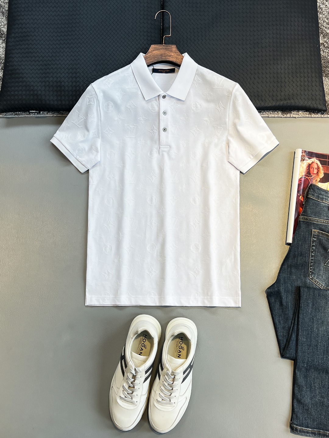 NO:432598,LV# 2025 spring and summer new first-time counter latest POLO shirt, high-end customization, avant-garde and fashionable design!  Brand logo heavy craft design, high-end customized 230g fabric, soft feel, comfortable to wear, exquisite counter-level car line, fine workmanship, invincible and handsome upper body effect!  A must-have item for handsome men!  Color black. White. Code number M-3XL, louis vuitton, alexander wang19860909LV# 2025春夏新款首发专柜最新POLO衫 高端订制 设计前卫时尚！品牌logo重工艺设计 高端定制230克面料.手感柔软.穿着舒适.专柜级别精致车线.做工精细.上身效果无敌帅气！型男必备单品！颜色黑色.白色.码数M-3XL,,louis vuitton,alexander wang,Men's clothing