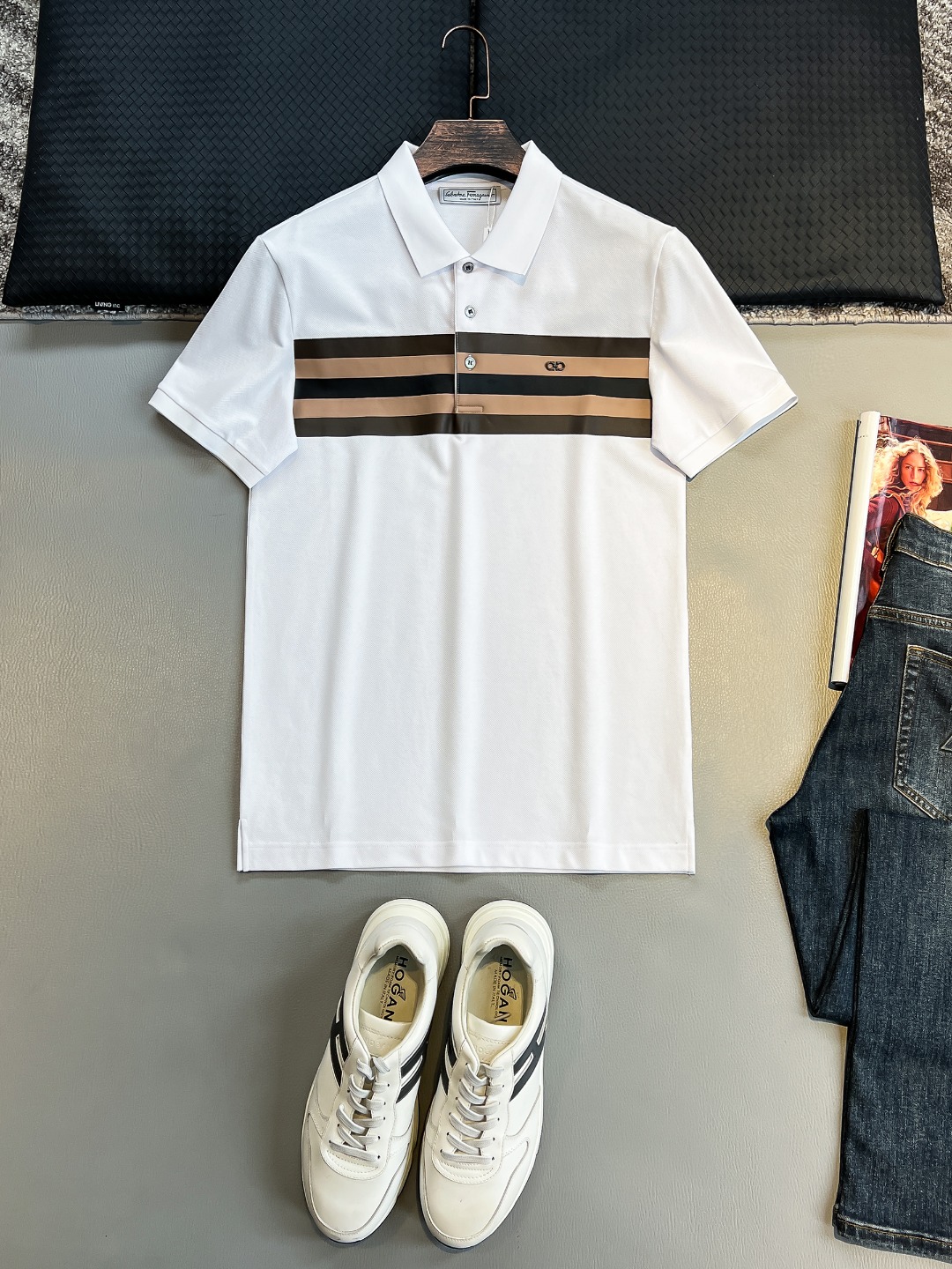 NO:432618,Feila# 2025 spring and summer new first-time counter latest POLO shirt, high-end customization, avant-garde and fashionable design!  Brand logo heavy craft design, high-end customized 230g fabric, soft feel, comfortable to wear, exquisite counter-level car line, fine workmanship, invincible and handsome upper body effect!  A must-have item for handsome men!  Color black. White. Code M-3XL, alexander wang19860909菲拉# 2025春夏新款首发专柜最新POLO衫 高端订制 设计前卫时尚！品牌logo重工艺设计 高端定制230克面料.手感柔软.穿着舒适.专柜级别精致车线.做工精细.上身效果无敌帅气！型男必备单品！颜色黑色.白色.码数M-3XL,,alexander wang,Men's clothing