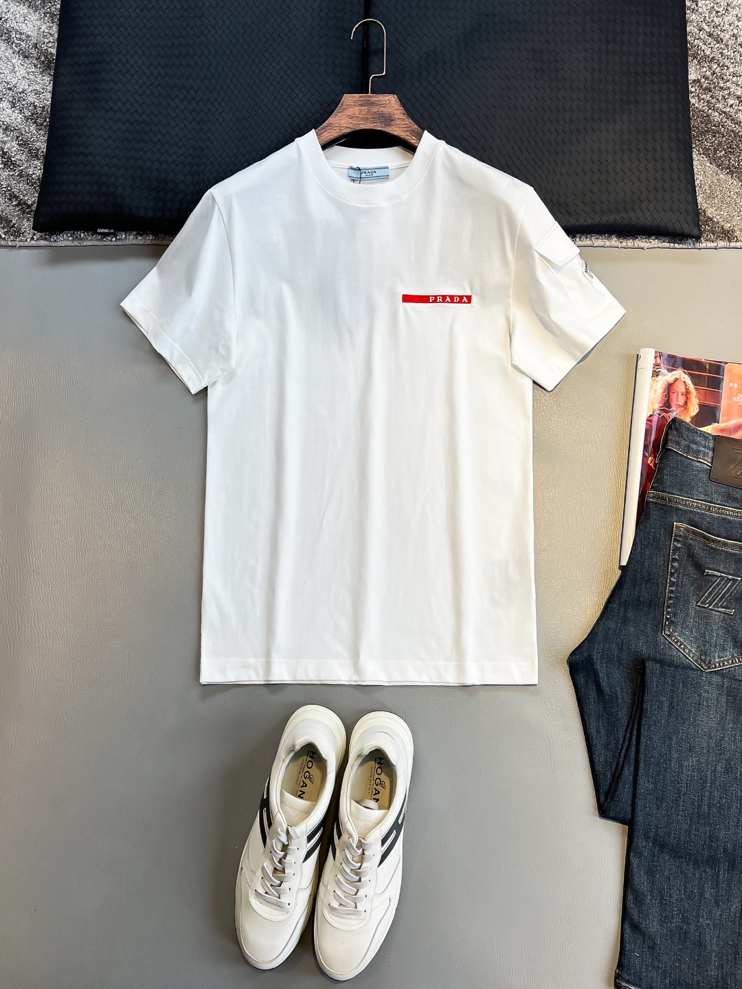 NO:432583,PD# 2025 spring and summer new style first-time counter latest short-sleeved round-neck T-shirt, high-end customization, avant-garde and fashionable design!  Brand logo heavy craft design, high-end customized 230g fabric, soft feel, comfortable to wear, exquisite counter-level car line, fine workmanship, invincible and handsome upper body effect!  A must-have item for handsome men!  Color black. White. S-2XL, T-shirt,tees, t-shirt,alexander wang19860909PD# 2025春夏新款首发专柜最新款短袖圆领T恤 高端订制 设计前卫时尚！品牌logo重工艺设计 高端定制230克面料.手感柔软.穿着舒适.专柜级别精致车线.做工精细.上身效果无敌帅气！型男必备单品！颜色黑色.白色.码数S-2XL,,T-shirt,tees，t-shirt,alexander wang,Men's clothing