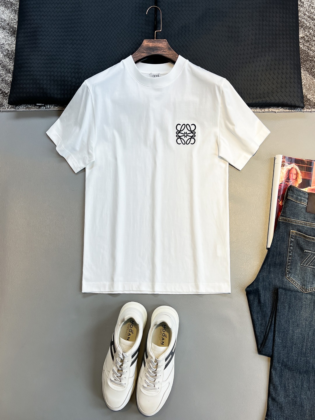 NO:432593,LOE# 2025 spring and summer new style first-time counter latest short-sleeved round-neck T-shirt, high-end customization, avant-garde and fashionable design!  Brand logo heavy craft design, high-end customized 230g fabric, soft feel, comfortable to wear, exquisite counter-level car line, fine workmanship, invincible and handsome upper body effect!  A must-have item for handsome men!  Color black, white, blue, code number S-2XL, loewe, T-shirt,tees, t-shirt,alexander wang19860909LOE# 2025春夏新款首发专柜最新款短袖圆领T恤 高端订制 设计前卫时尚！品牌logo重工艺设计 高端定制230克面料.手感柔软.穿着舒适.专柜级别精致车线.做工精细.上身效果无敌帅气！型男必备单品！颜色黑色.白色.蓝色.码数S-2XL,,loewe,T-shirt,tees，t-shirt,alexander wang,Men's clothing