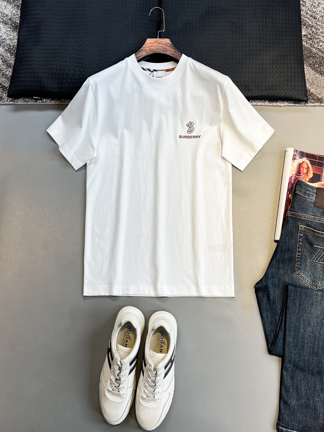 NO:432548,BU# 2025 spring and summer new style first-time counter latest short-sleeved round-neck T-shirt, high-end customization, avant-garde and fashionable design!  Brand logo heavy craft design, high-end customized 230g fabric, soft feel, comfortable to wear, exquisite counter-level car line, fine workmanship, invincible and handsome upper body effect!  A must-have item for handsome men!  Color black. White. S-2XL, T-shirt,tees, t-shirt,alexander wang19860909BU# 2025春夏新款首发专柜最新款短袖圆领T恤 高端订制 设计前卫时尚！品牌logo重工艺设计 高端定制230克面料.手感柔软.穿着舒适.专柜级别精致车线.做工精细.上身效果无敌帅气！型男必备单品！颜色黑色.白色.码数S-2XL,,T-shirt,tees，t-shirt,alexander wang,Men's clothing