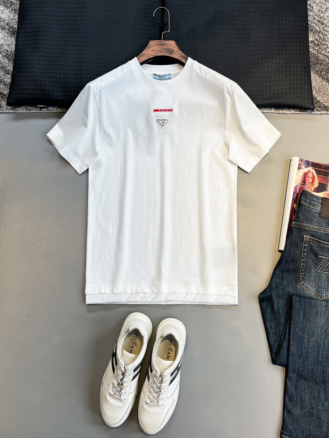 NO:432560,PD# 2025 spring and summer new style first-time counter latest short-sleeved round-neck T-shirt, high-end customization, avant-garde and fashionable design!  Brand logo heavy craft design, high-end customized 230g fabric, soft feel, comfortable to wear, exquisite counter-level car line, fine workmanship, invincible and handsome upper body effect!  A must-have item for handsome men!  Color black. White. S-2XL, T-shirt,tees, t-shirt,alexander wang19860909PD# 2025春夏新款首发专柜最新款短袖圆领T恤 高端订制 设计前卫时尚！品牌logo重工艺设计 高端定制230克面料.手感柔软.穿着舒适.专柜级别精致车线.做工精细.上身效果无敌帅气！型男必备单品！颜色黑色.白色.码数S-2XL,,T-shirt,tees，t-shirt,alexander wang,Men's clothing