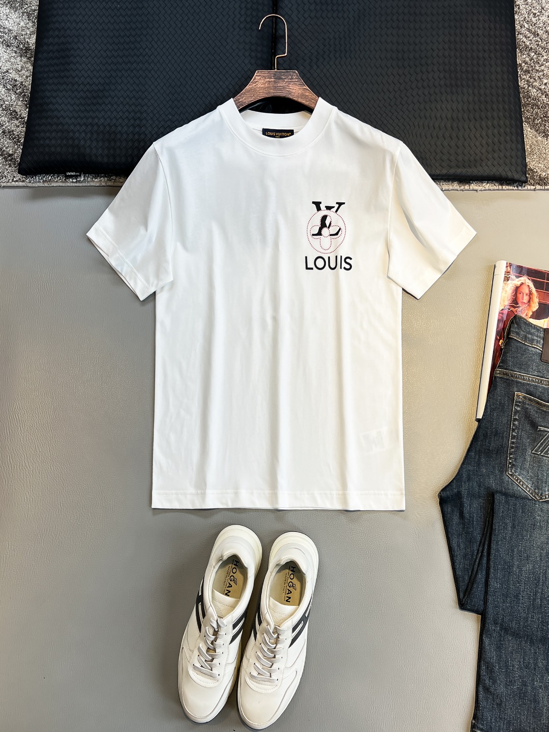 NO:432566,LV# 2025 spring and summer new style first-time counter latest short-sleeved round-neck T-shirt, high-end customization, avant-garde and fashionable design!  Brand logo heavy craft design, high-end customized 230g fabric, soft feel, comfortable to wear, exquisite counter-level car line, fine workmanship, invincible and handsome upper body effect!  A must-have item for handsome men!  Color black. White. S-2XL, louis vuitton, T-shirt,tees, t-shirt,alexander wang19860909LV# 2025春夏新款首发专柜最新款短袖圆领T恤 高端订制 设计前卫时尚！品牌logo重工艺设计 高端定制230克面料.手感柔软.穿着舒适.专柜级别精致车线.做工精细.上身效果无敌帅气！型男必备单品！颜色黑色.白色.码数S-2XL,,louis vuitton,T-shirt,tees，t-shirt,alexander wang,Men's clothing